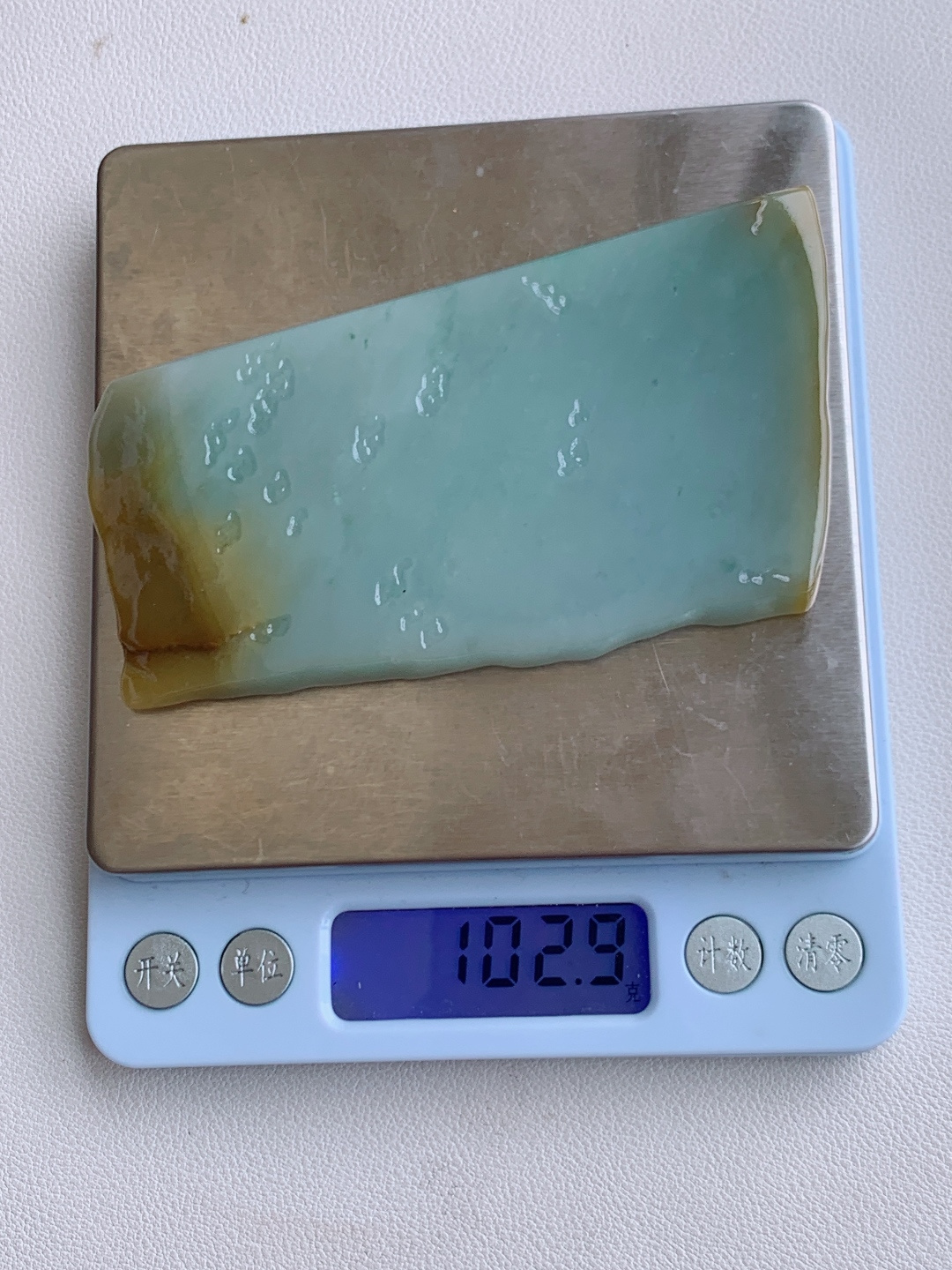 ️冰黄翡/冰晴水牌子料/片料/板料/特色料，可做牌子、人物、山水、动物、花件……等推荐参考，101.2/55/7，102.9克，材料优选，晴水生烟色，黄翡凝暖光。这方冰黄翡料，如将暮春的晴光与浅金融于玉间，冰润的底色漾着远山淡青，边角的暖黄似夕照落溪，清润中带着温柔的暖意，将山野晨昏的灵秀，都凝于这一方方寸之间。