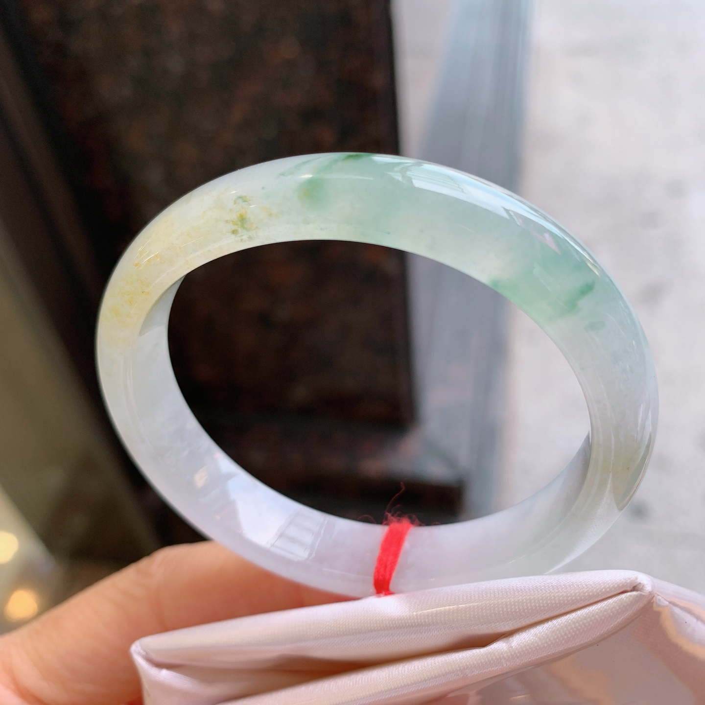 贵妃冰黄翡飘花，有纹，尺寸：55/48/11.4/7，冰润