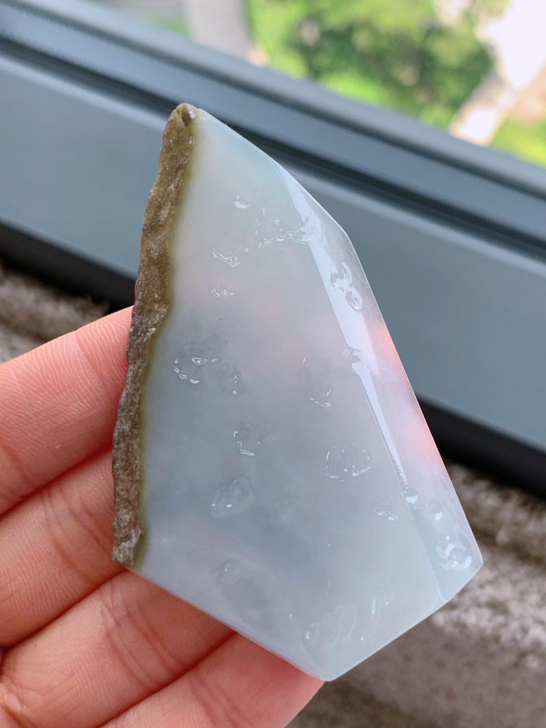 ️白冰/牌子料/片料/板料/特色料，可做牌子、人物、山水、动物、花件……等推荐参考，76.8/44.3/6.2，38.7克，冰魄凝清露，玉心映月华。如将寒潭月色凝于方寸，这方白冰料自带清透空灵的禅意，冰底莹润似霜，柔光内敛如月华，不染一丝尘杂，以极简的清宁，诠释着玉石的纯粹之美。