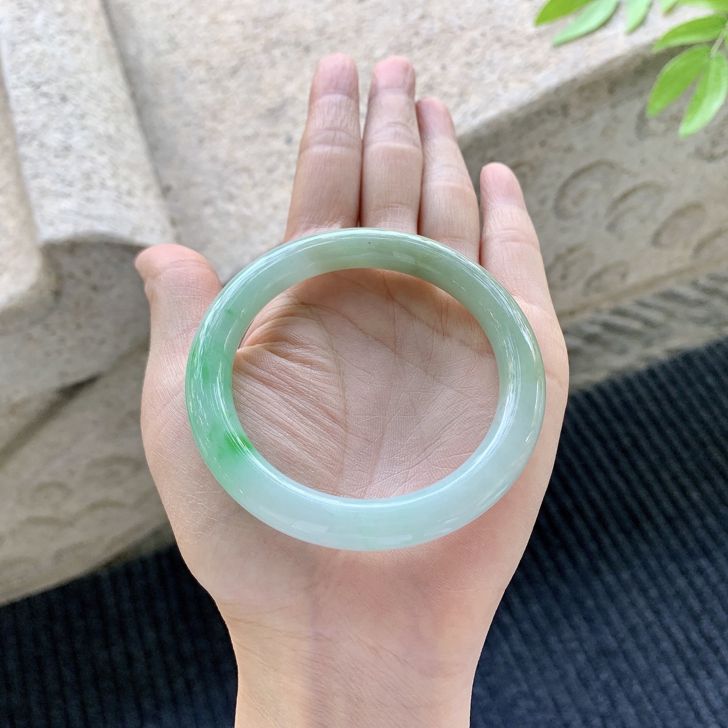 圆条53 54，圈口54/8.7/9，编码BA080471，描述飘绿，水润，种老，细腻，打灯有棉线