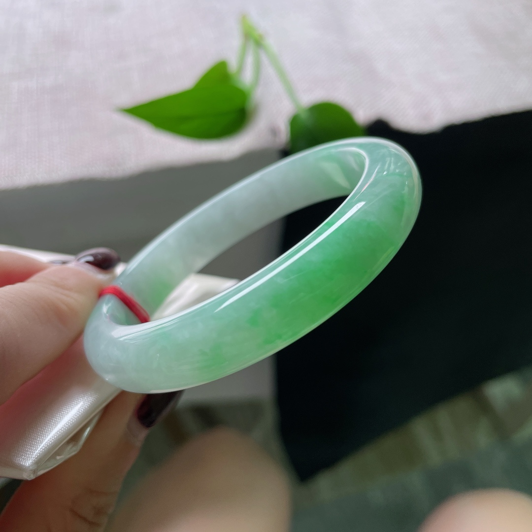 54.2/11/7.4飘绿正圈，水润，翠色鲜活，灵气逼人，俏丽若三春之桃，有棉线，ss51280a