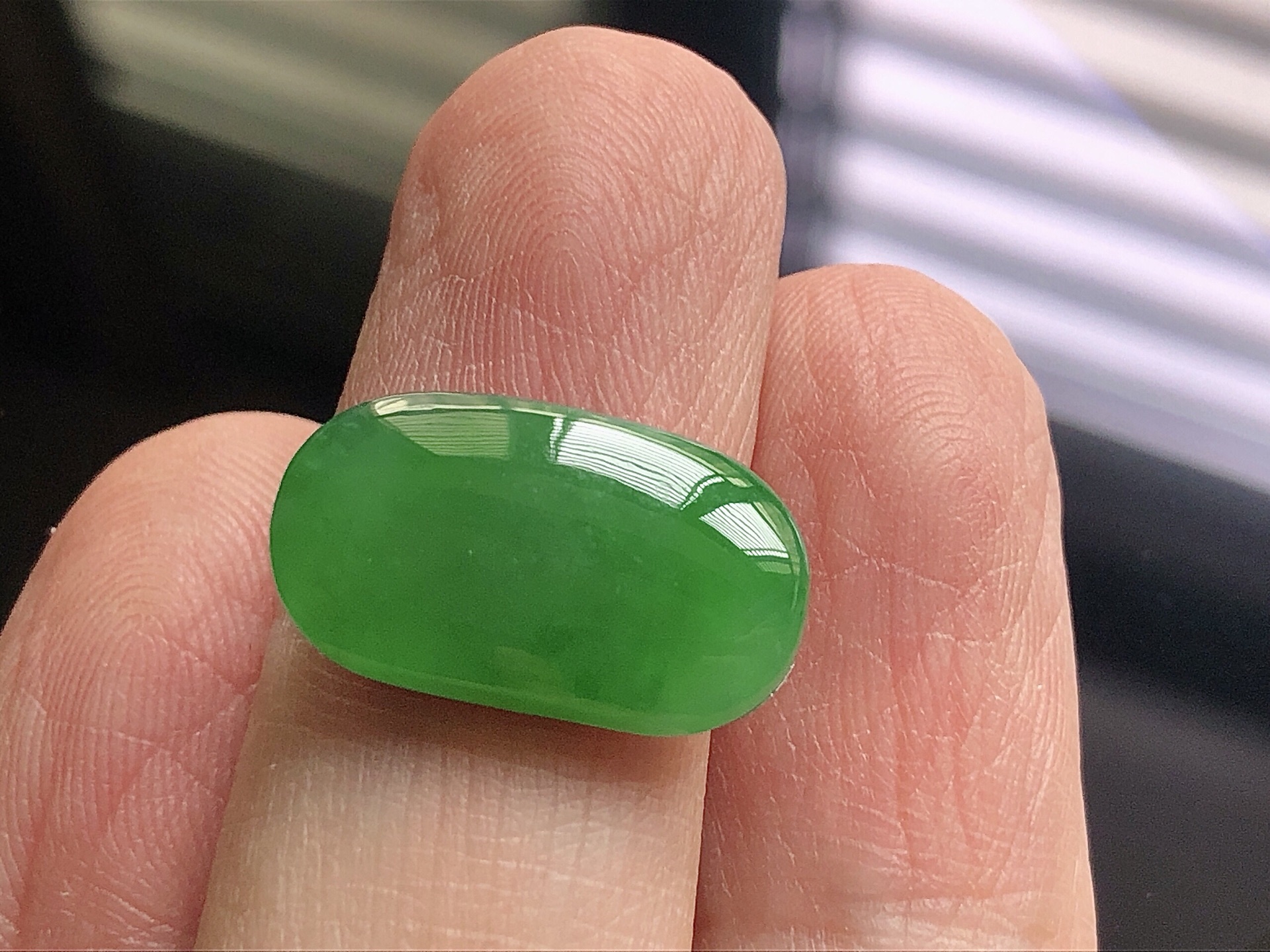 ️ 高冰阳绿马鞍， 色泽艳阳，通透水润，玉质细腻，夺目迷人，镶嵌效果，品相，无裂，尺寸18.3/1