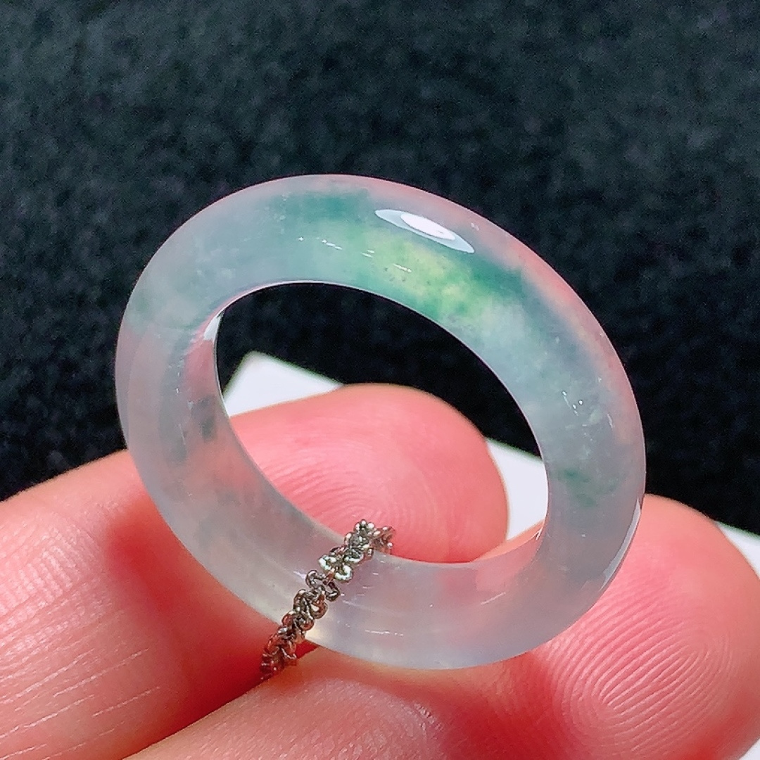 ️冰种飘花指环，种老水头好，又冰又润，饱满无裂，尺寸：26.5/5.9/4.2mm，圈口：18号，编号