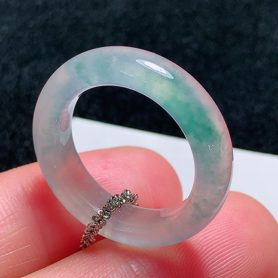 ️冰种飘花指环，种老水头好，又冰又润，饱满无裂，尺寸：26.5/5.9/4.2mm，圈口：18号，