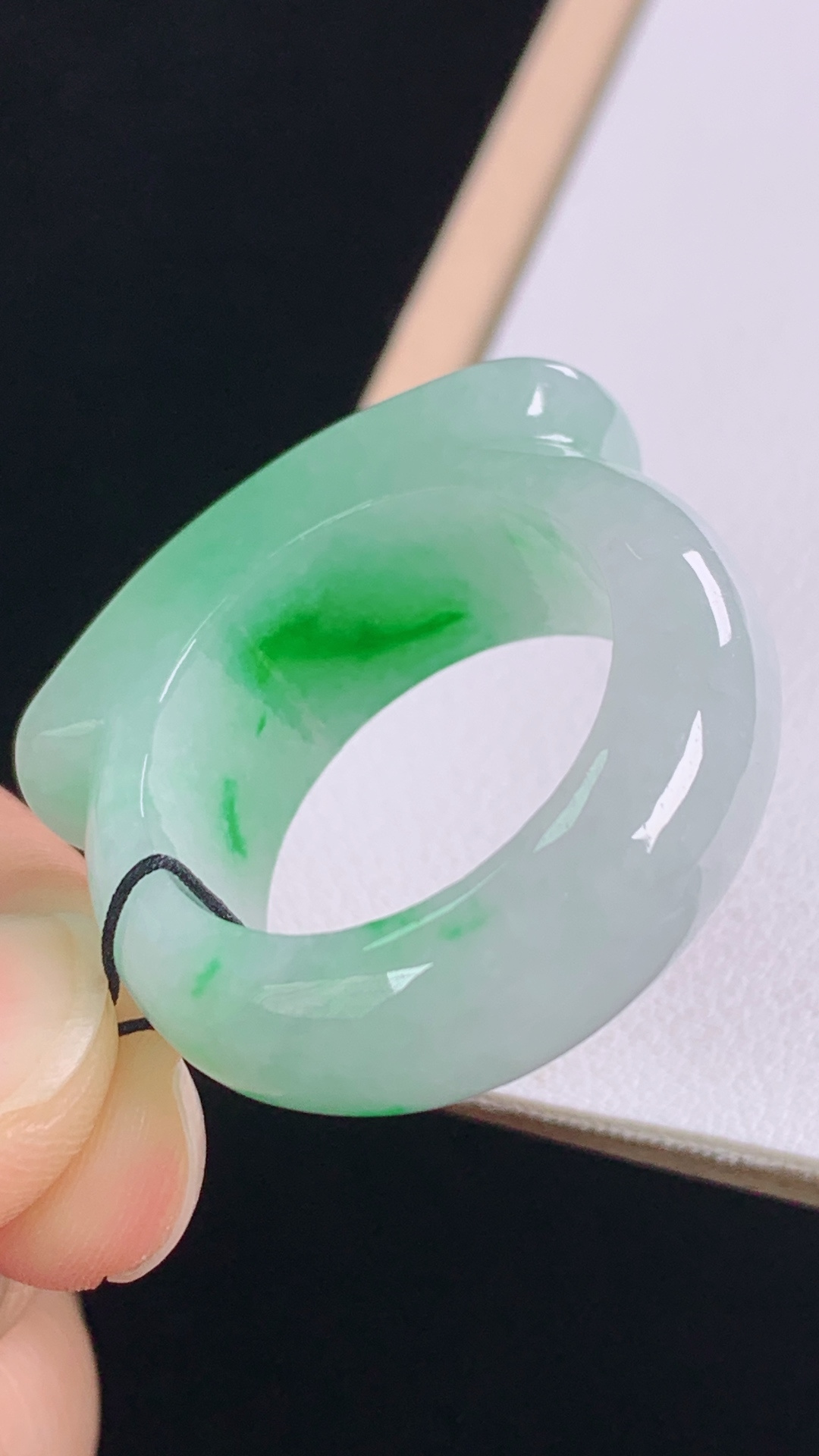 ️冰飘绿扳指，色辣色艳，底子细腻，无裂，尺寸:20.3/10.9/7.0mm，编号21