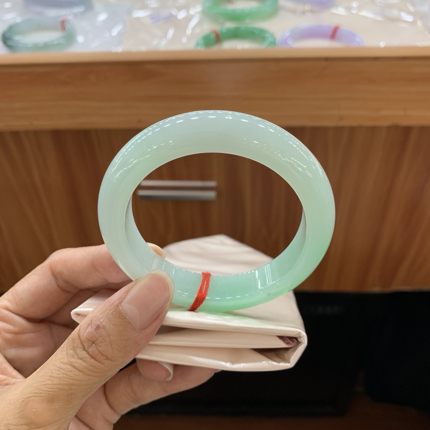 042329WZY 飘绿正圈翡翠手镯 54.6-12.7-9.1