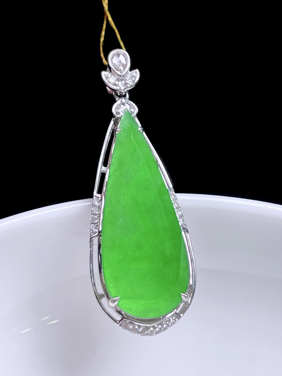 ️ 冰阳绿水滴，色泽鲜艳，种老水润，18k金镶嵌：34.3/12.6/7.4，裸石：25.3/10