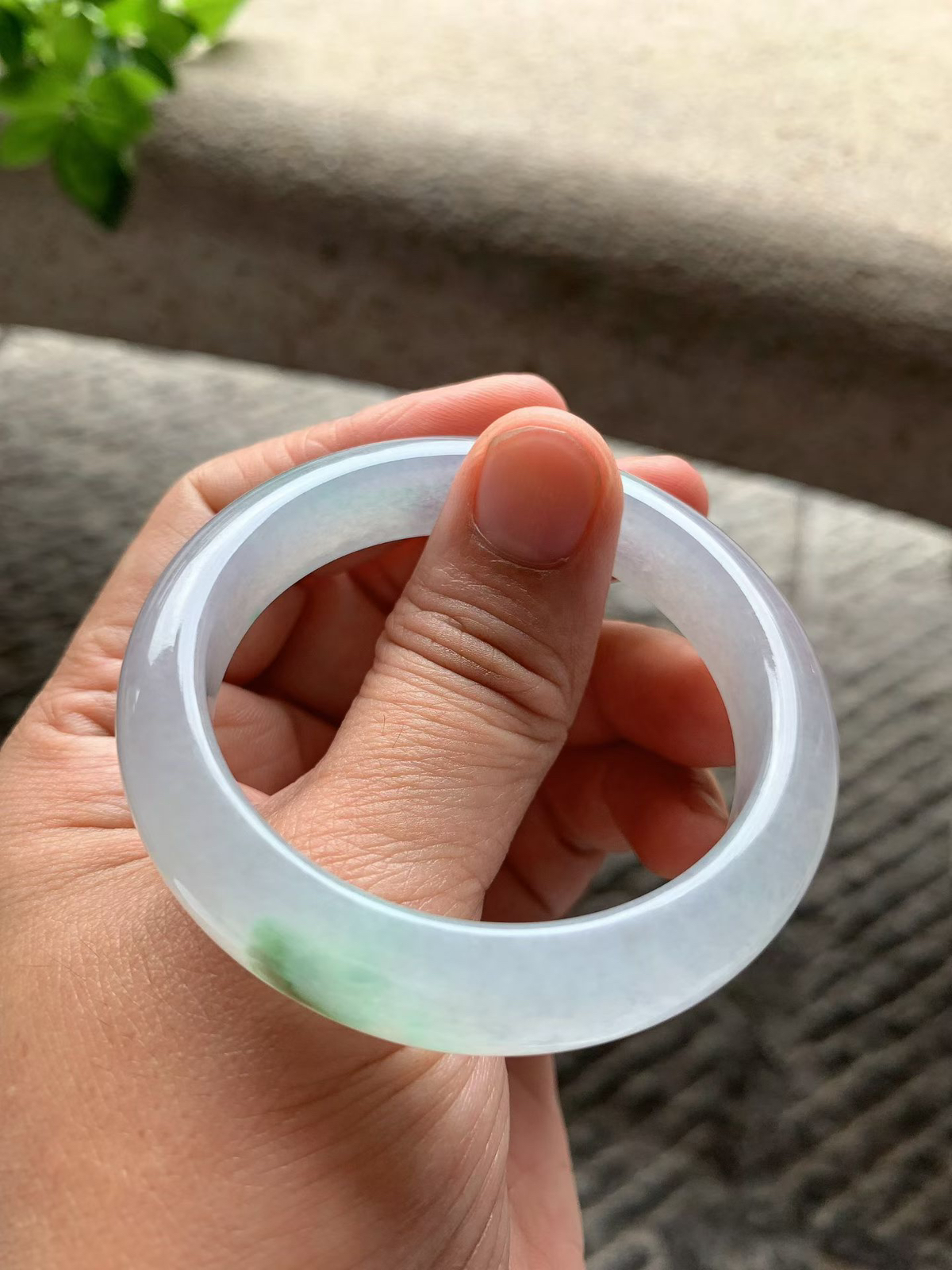 淡春彩正圈手镯尺寸50*12.8*8 老种通透，冰凝胶润，水头十足，淡粉紫底，柔和淡雅，飘几抹清新绿，灵动雅致，花色一处白棉！