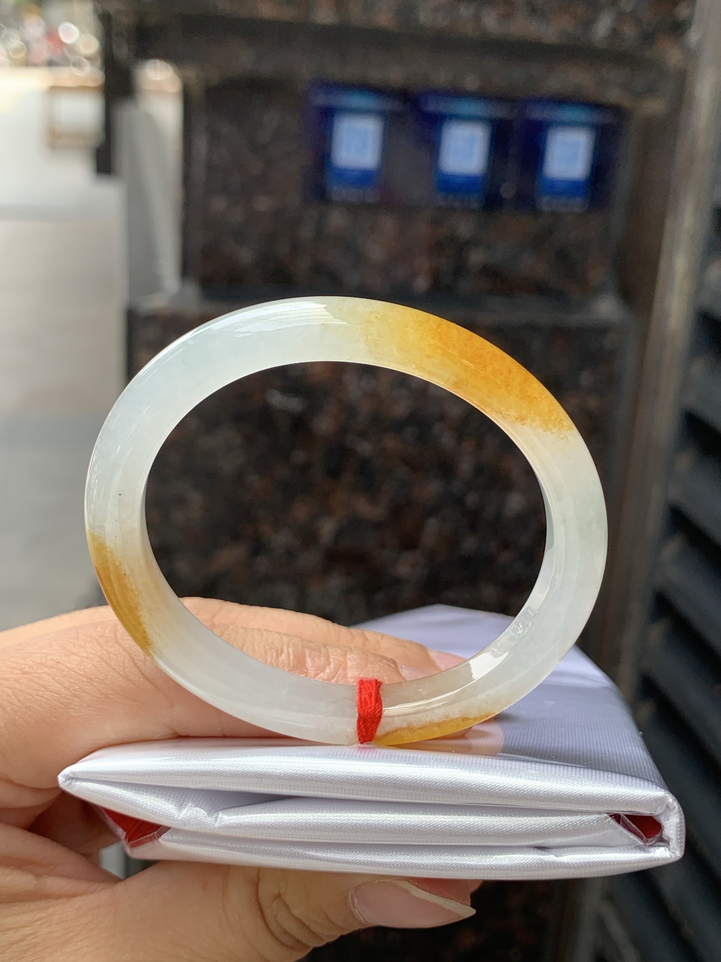 冰黄翡贵妃，51.3-44.2-7.8-6.6，0426-66-01939，底妆冰透有光感，果冻底，像刚切开的百香果果肉，清润透亮，水头十足显白不挑皮，无裂