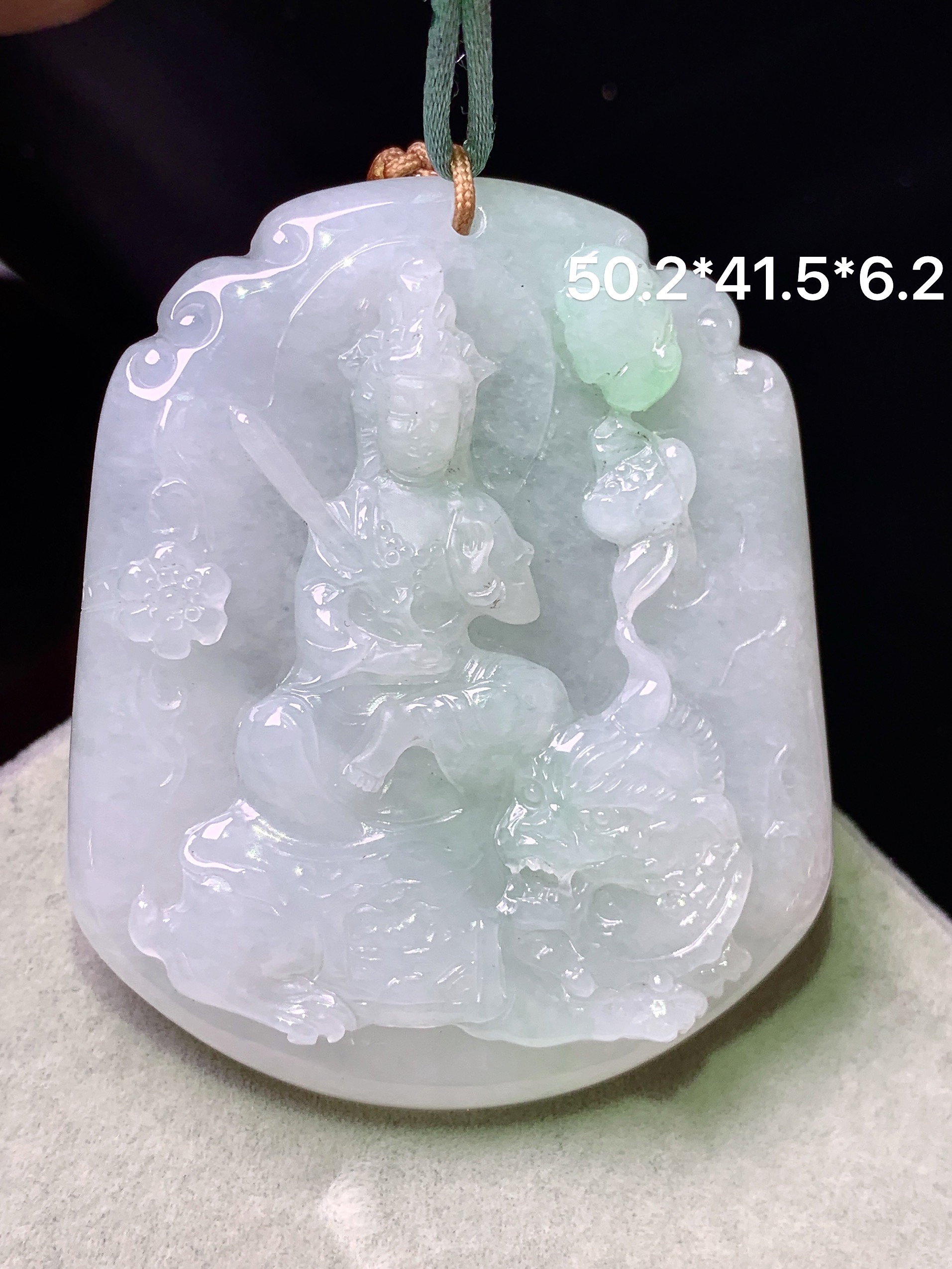 飘绿文殊观音菩萨吊坠 玉质细腻 色泽艳丽清新 水润亮眼 整体尺寸50.2*41.5*6.2b2