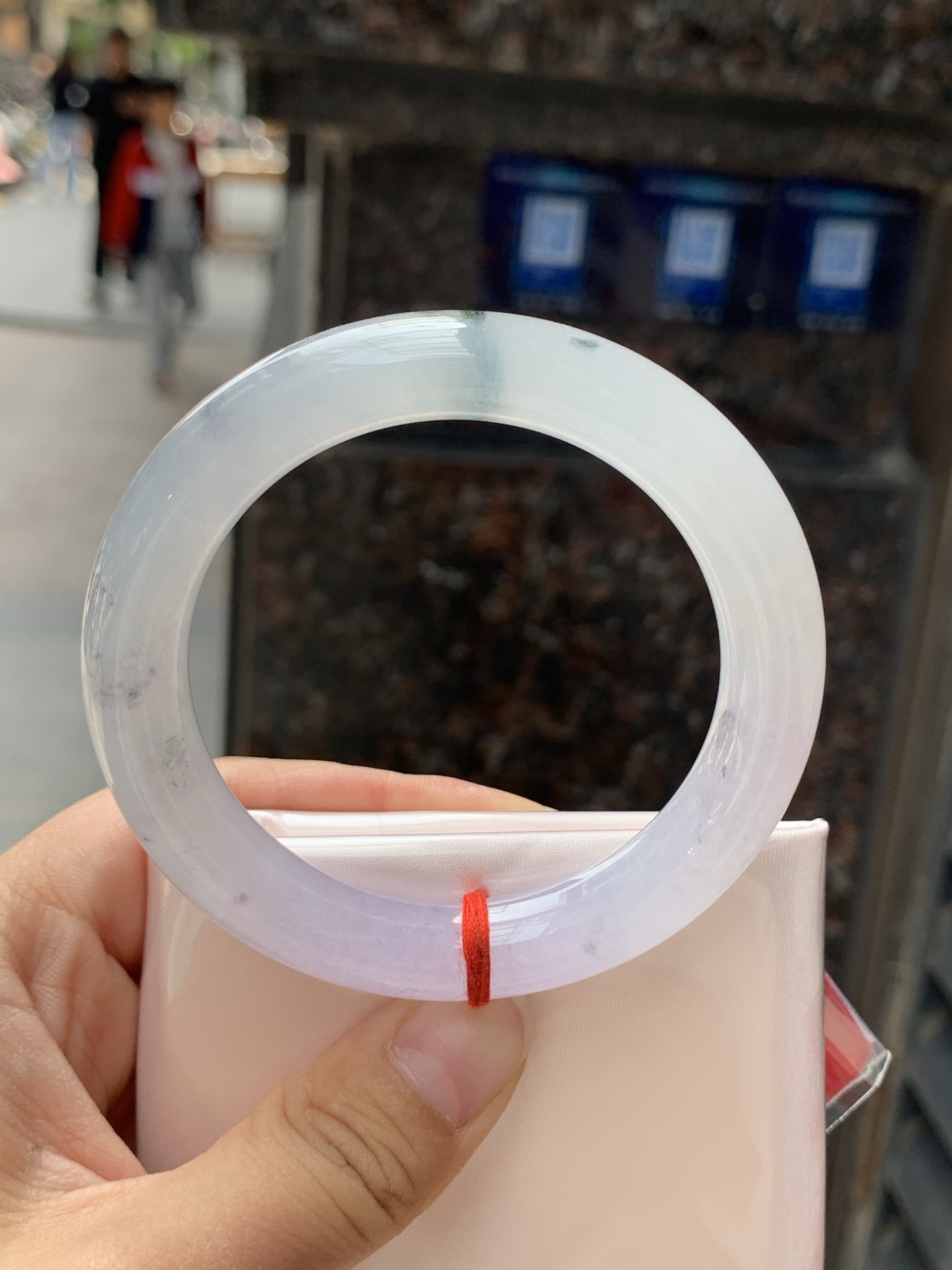 冰紫飘花圆条，54.5-10.7-10.2，0426-118-35，打灯细纹，表皮微扣，底妆冰润清透如初雪，烟紫漫溢若晨曦，翡色灵花随光舞动，似水墨晕染的江南画卷，腕间流转一抹诗意浪漫