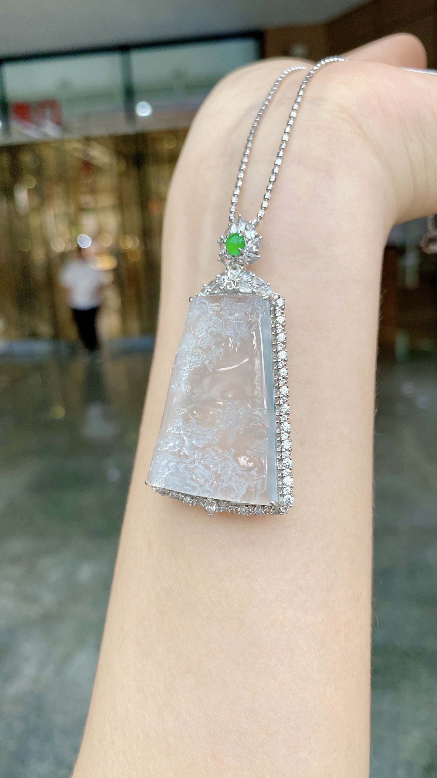 自然光，玻璃种冰山水牌吊坠，18K，整：53.8*28.7*9.3mm，裸：35.2*25.4*5.2mm