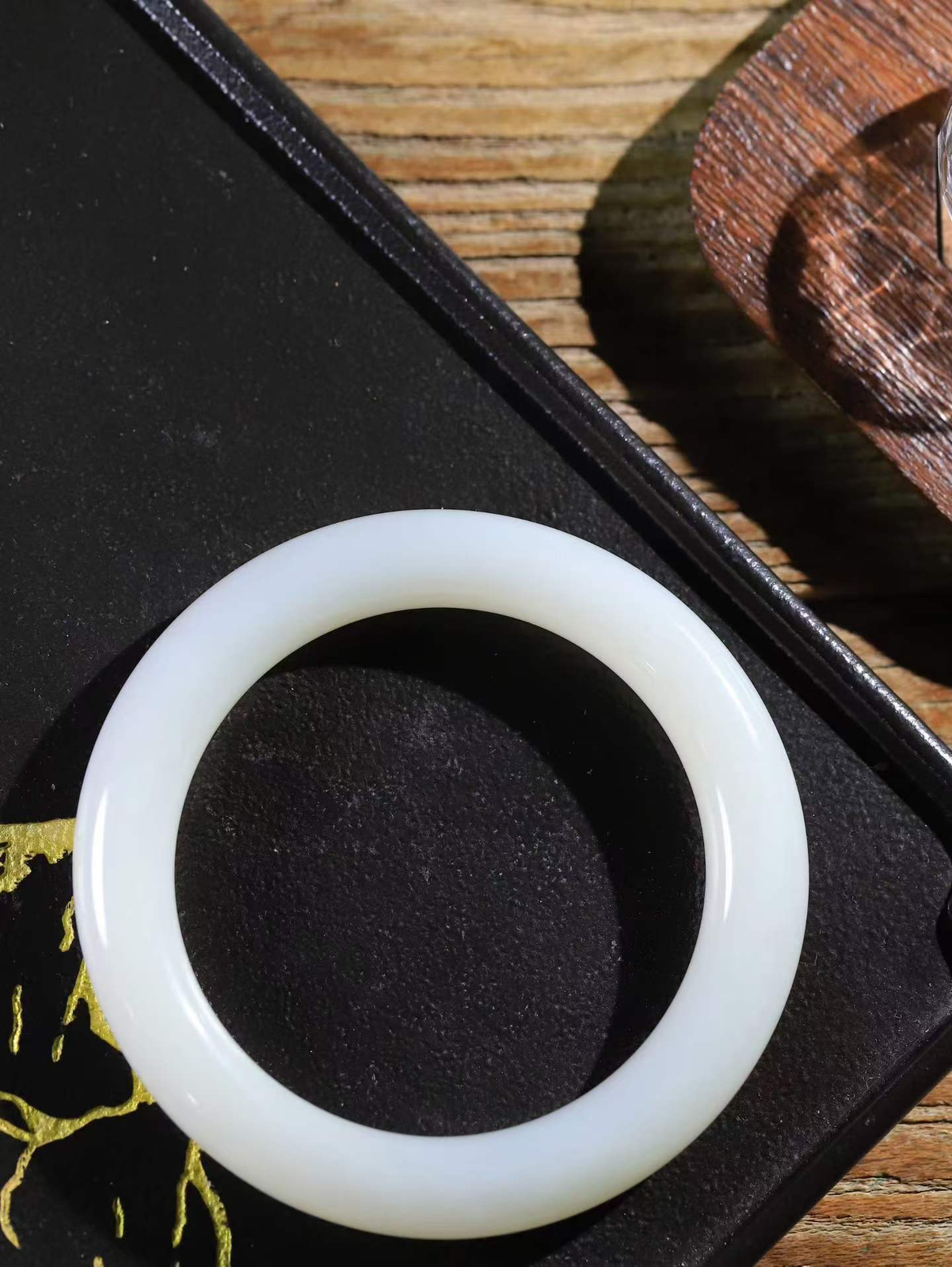 【玉佳人·手镯】

精品️和田玉白玉圆条圆条手镯 ，玉质细腻油润，做工细致精美，端庄素雅，亭亭玉立，芊芊素手。芊芊素手，怎能忘镯？秀美镯型，更显婀娜。内径63.5mm 尺寸12-12.2mm重81.5克69402680L