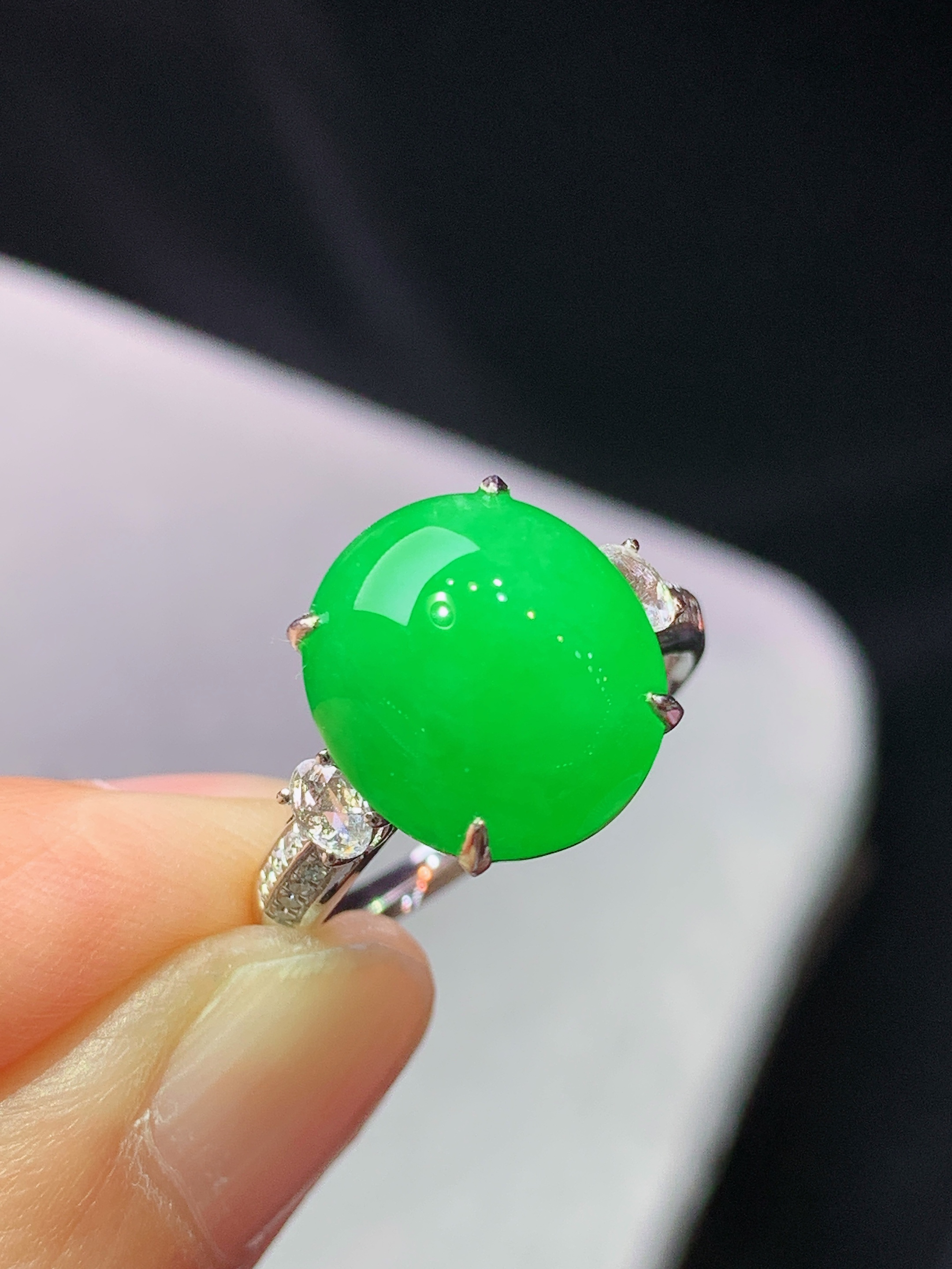 18k金钻镶嵌冰阳绿蛋面戒指 玉质细腻 色泽艳丽清新 水润亮眼 圈口14 裸石尺寸12.5*11.2