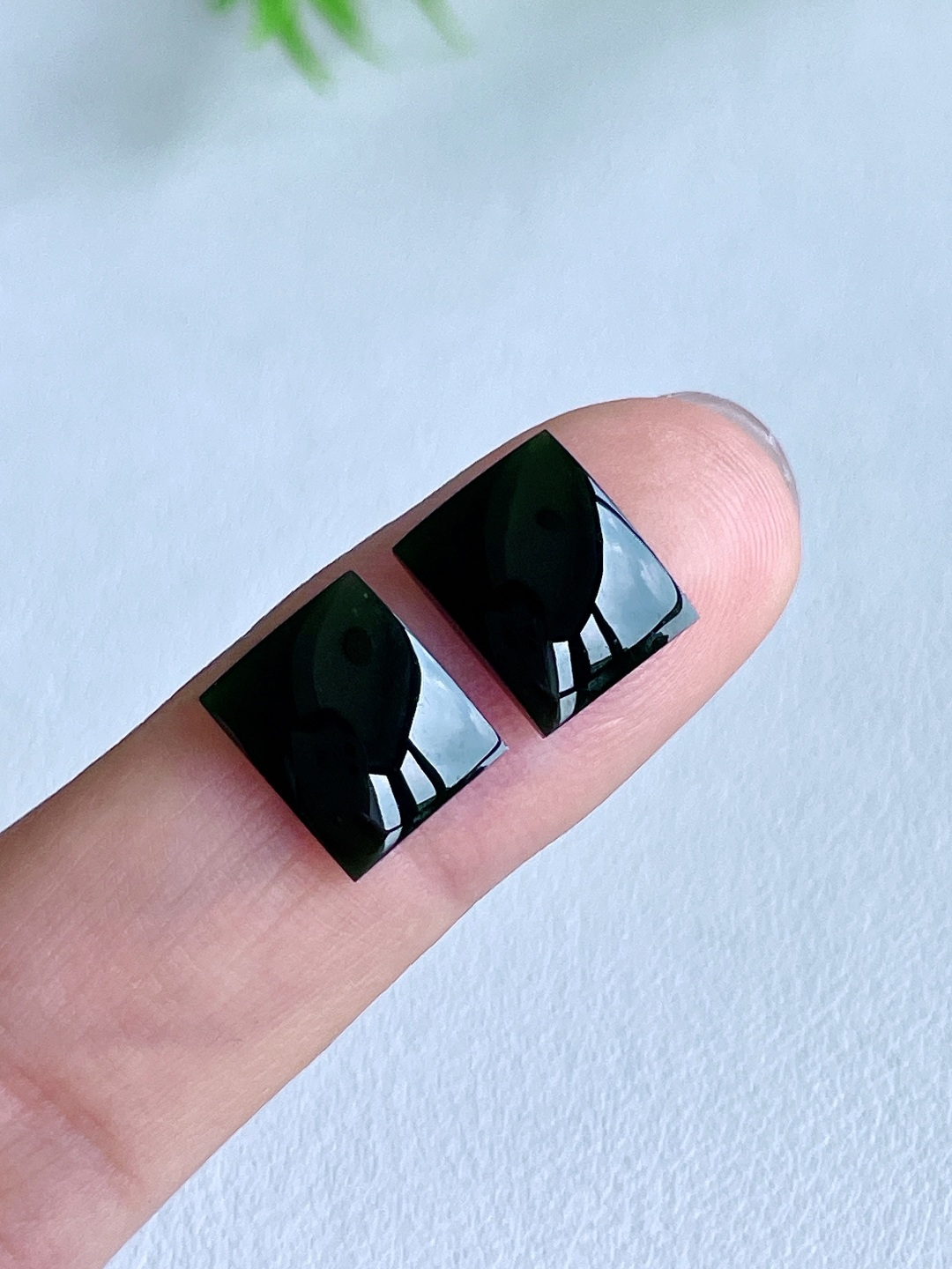 墨翠马鞍戒面一对，缅料，无裂，性比高，尺寸10.3/8.7/2.2，重量0.6克