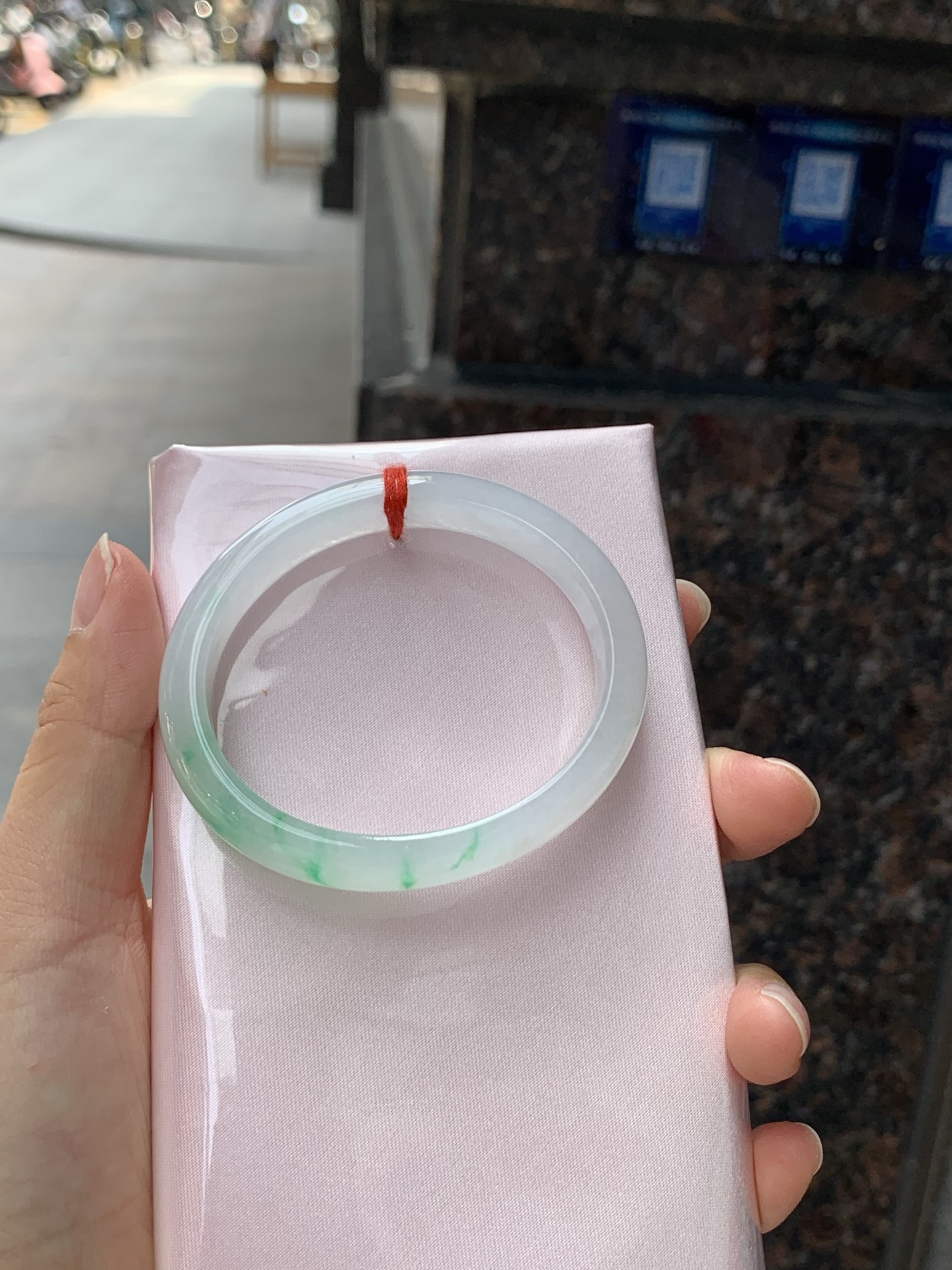 冰飘阳绿贵妃，53.4-45.2-11.5-11.2，0426-N544，打灯棉线，底妆冰透润细腻，飘一抹冰阳绿花，鲜艳得像新冒头的嫩芽，灵动清新，即柔和又充满生机。