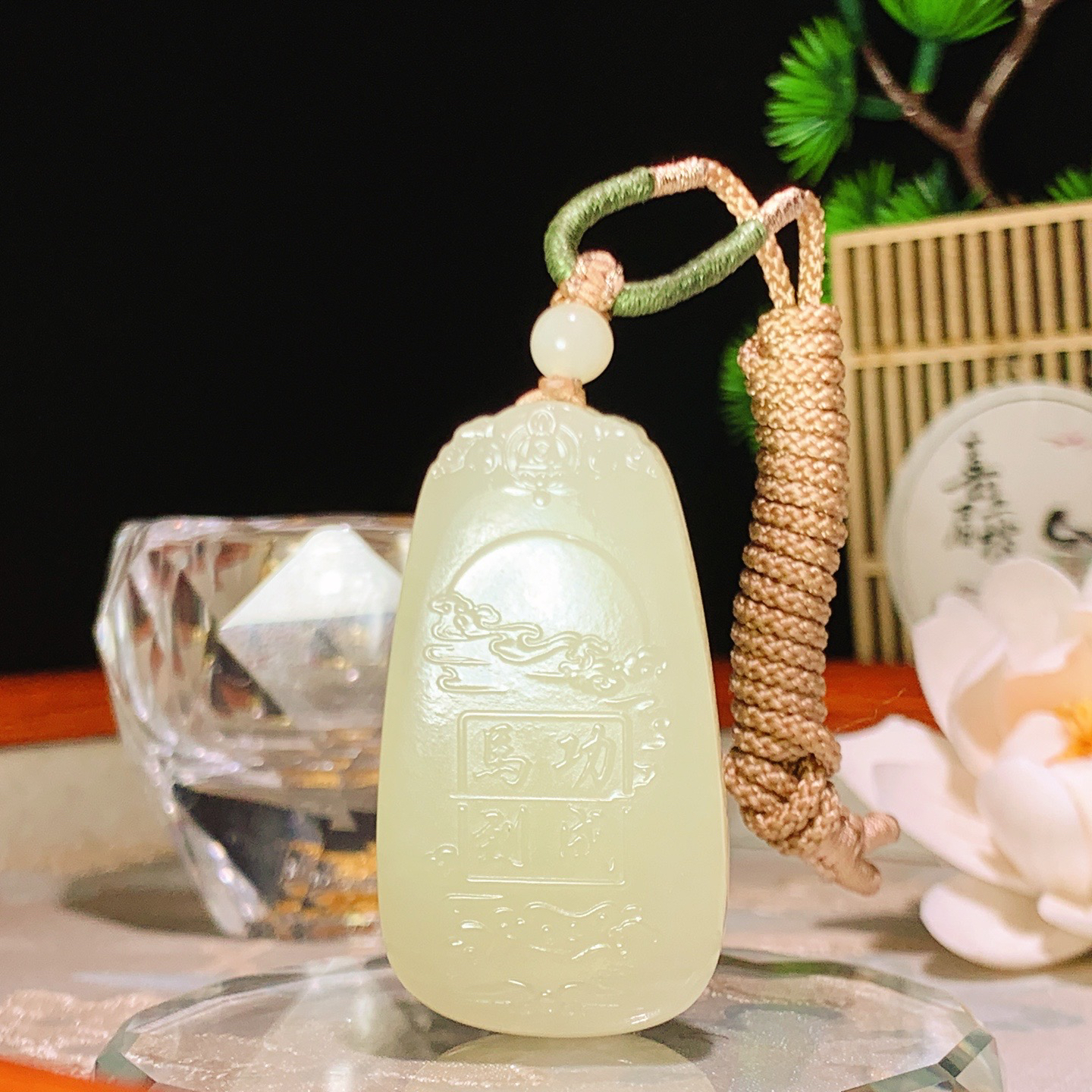 新疆和田玉若羌黄口料一马当先马挂件。尺寸45/25/10重26.5克 玉质细腻油润 底色纯净 脂粉好，品质好。lt260425