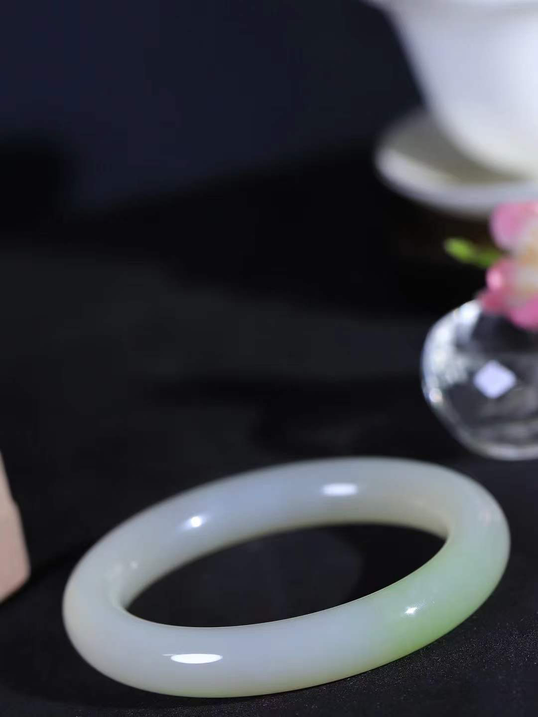 【翠色怡人.手镯】

精品和田玉翠青手镯，精品超级美镯，玉质细腻饱满，️温润脂香，仙雾缥缈，怡静