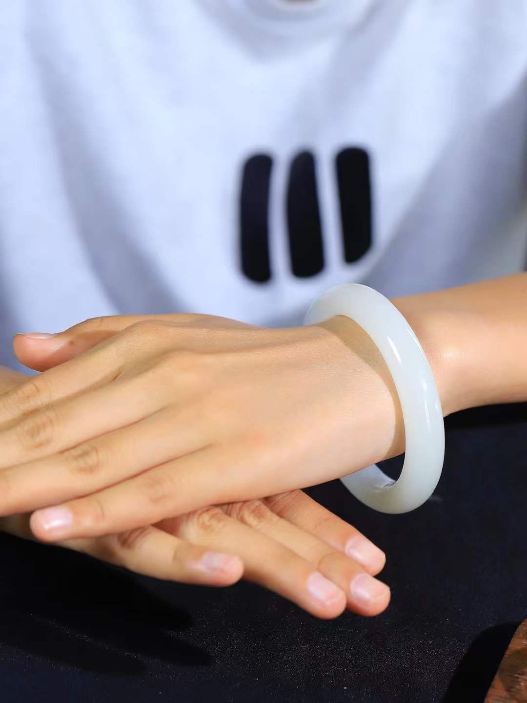 【一见钟情·手镯】

精品和田玉白玉手镯。镯型饱满，温润细腻，脂润沁香。️执一卷书，沏一盏茶