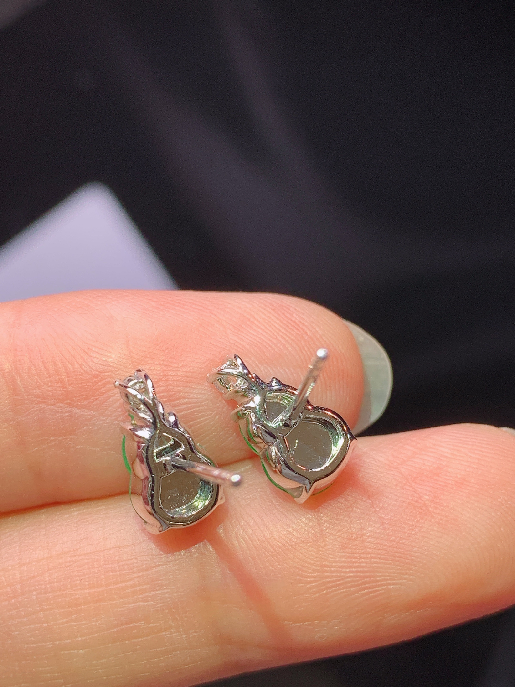 18k金钻镶嵌冰阳绿葫芦耳钉 玉质细腻 色泽艳丽清新 水润亮眼 整体尺寸10.5*6*5f1