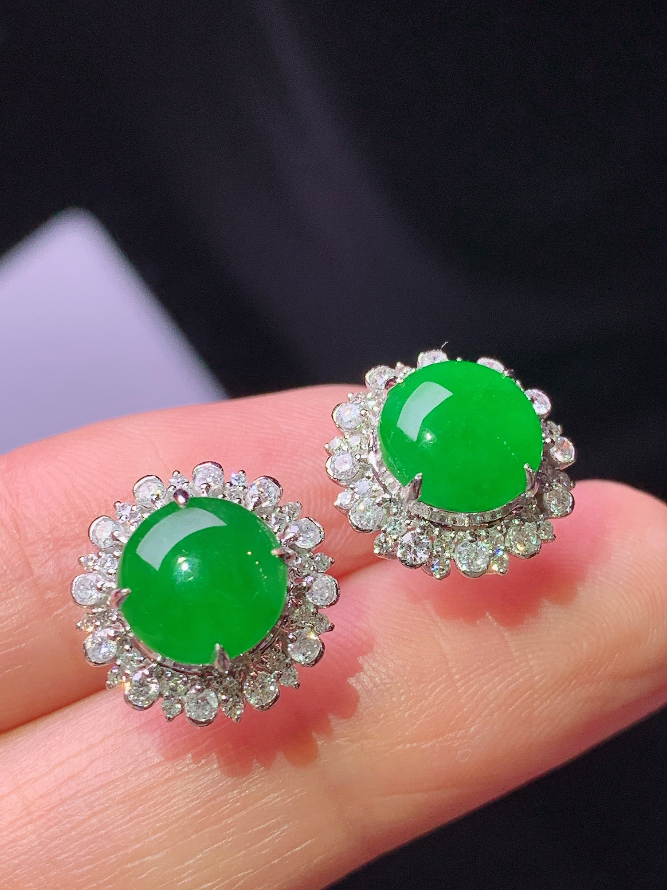 18k金钻镶嵌满绿蛋面耳钉 玉质细腻 色泽艳丽清新 水润亮眼 整体尺寸12.5*7.7f1