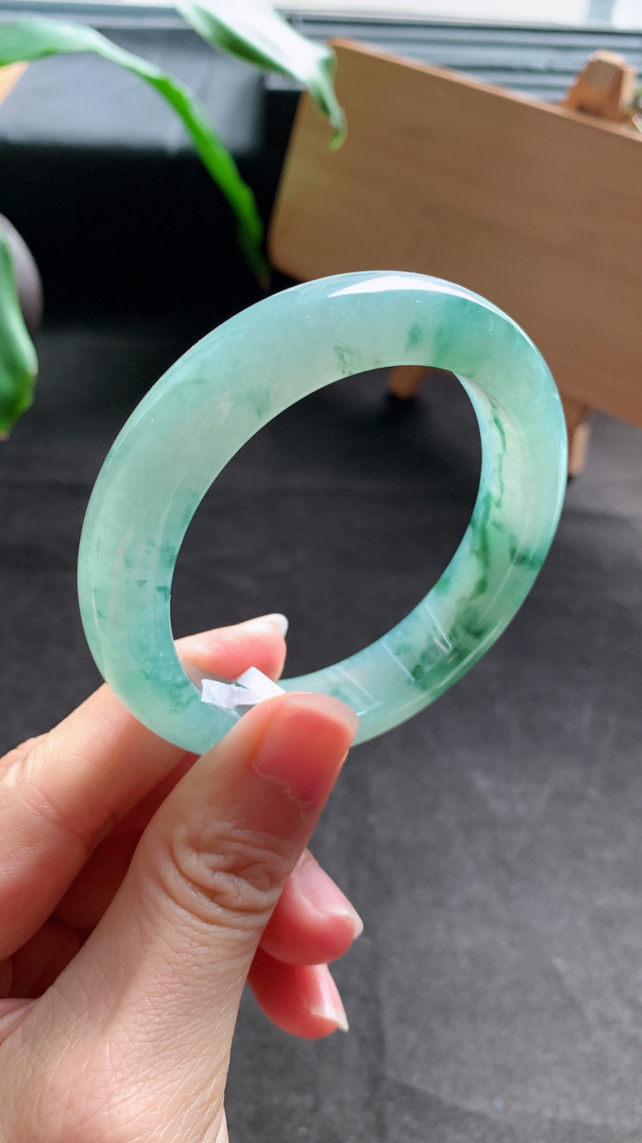 54圈口天然A货翡翠飘花手镯 种水好 花色好看