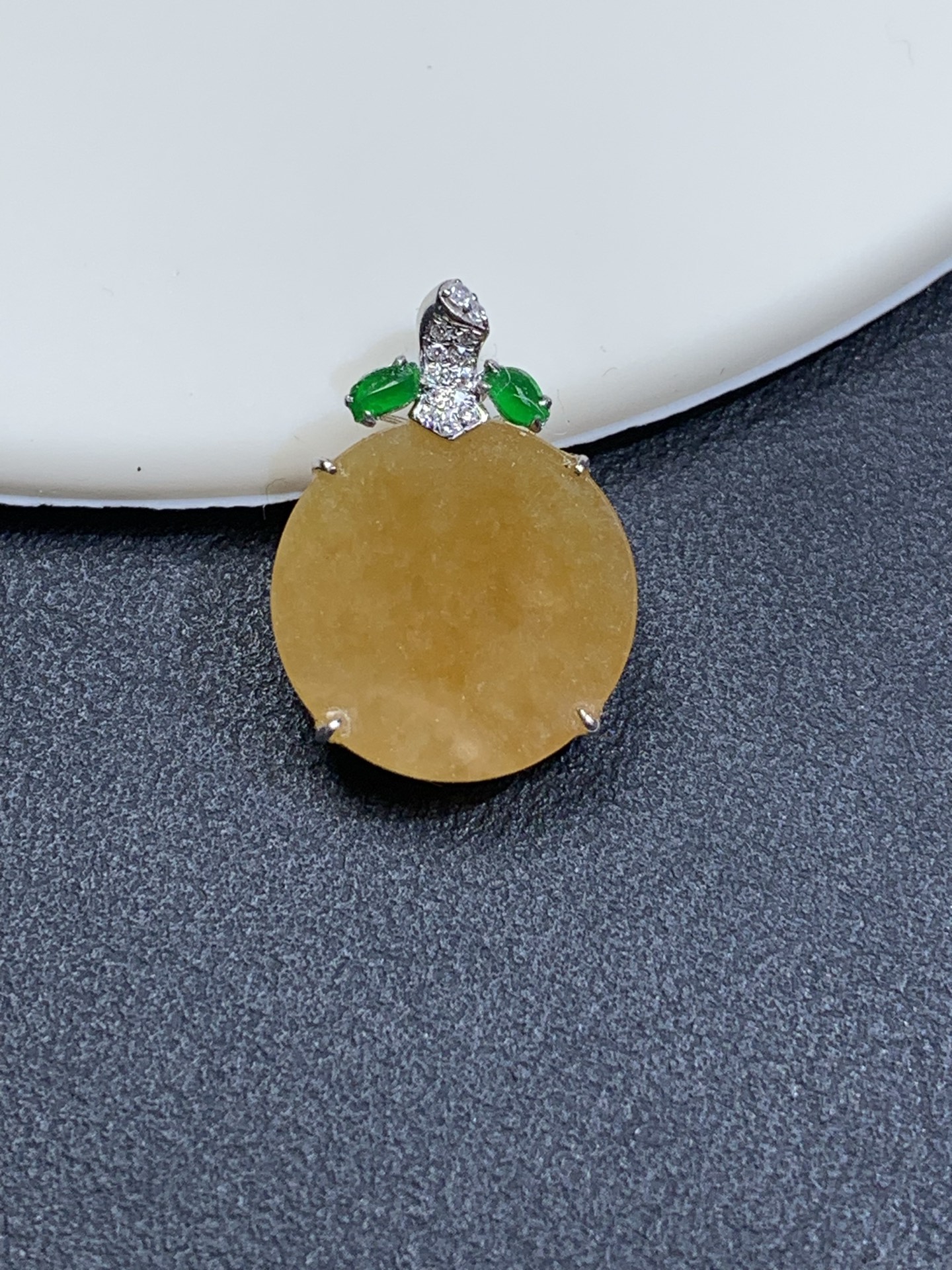 18k金镶嵌设计款冰黄无事牌吊坠19/14/3.6，裸石13.8/3.3