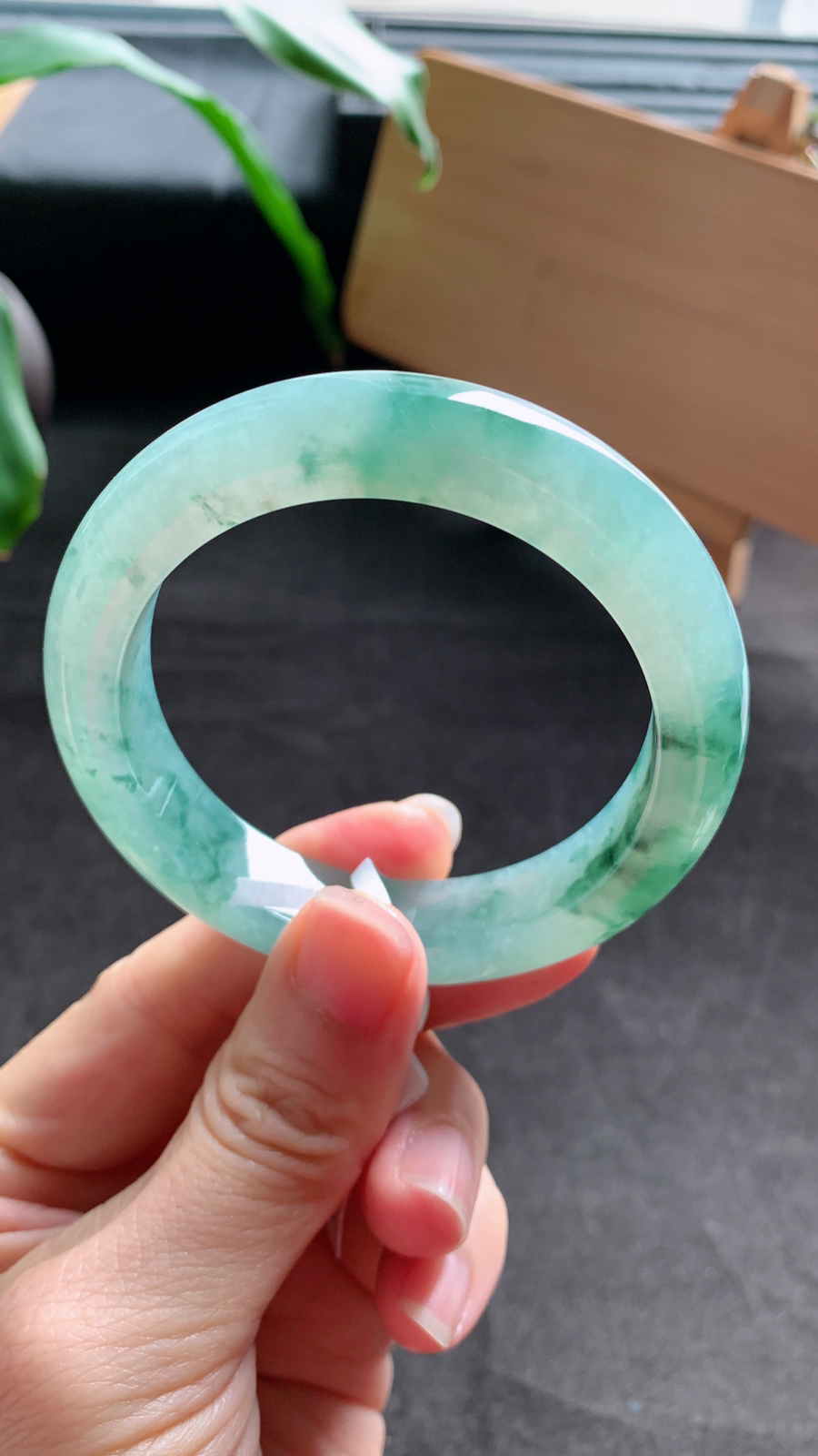 54圈口天然A货翡翠飘花手镯 种水好 花色好看