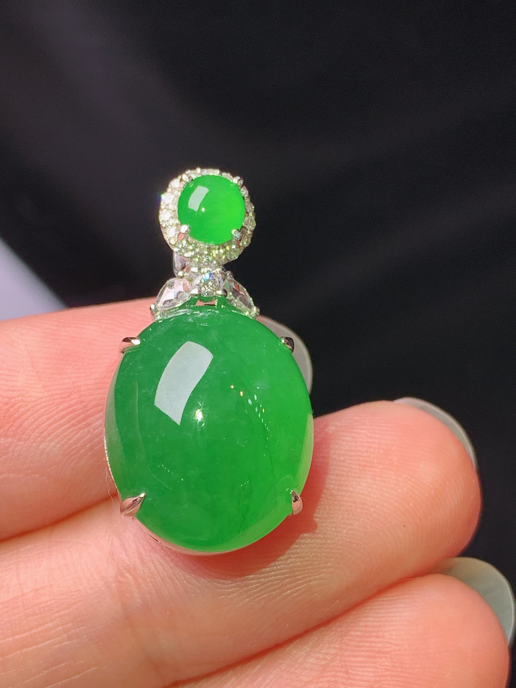 18k金钻镶嵌满绿蛋面吊坠 玉质细腻 色泽艳丽清新 水润亮眼 整体尺寸24.8*13*13f1