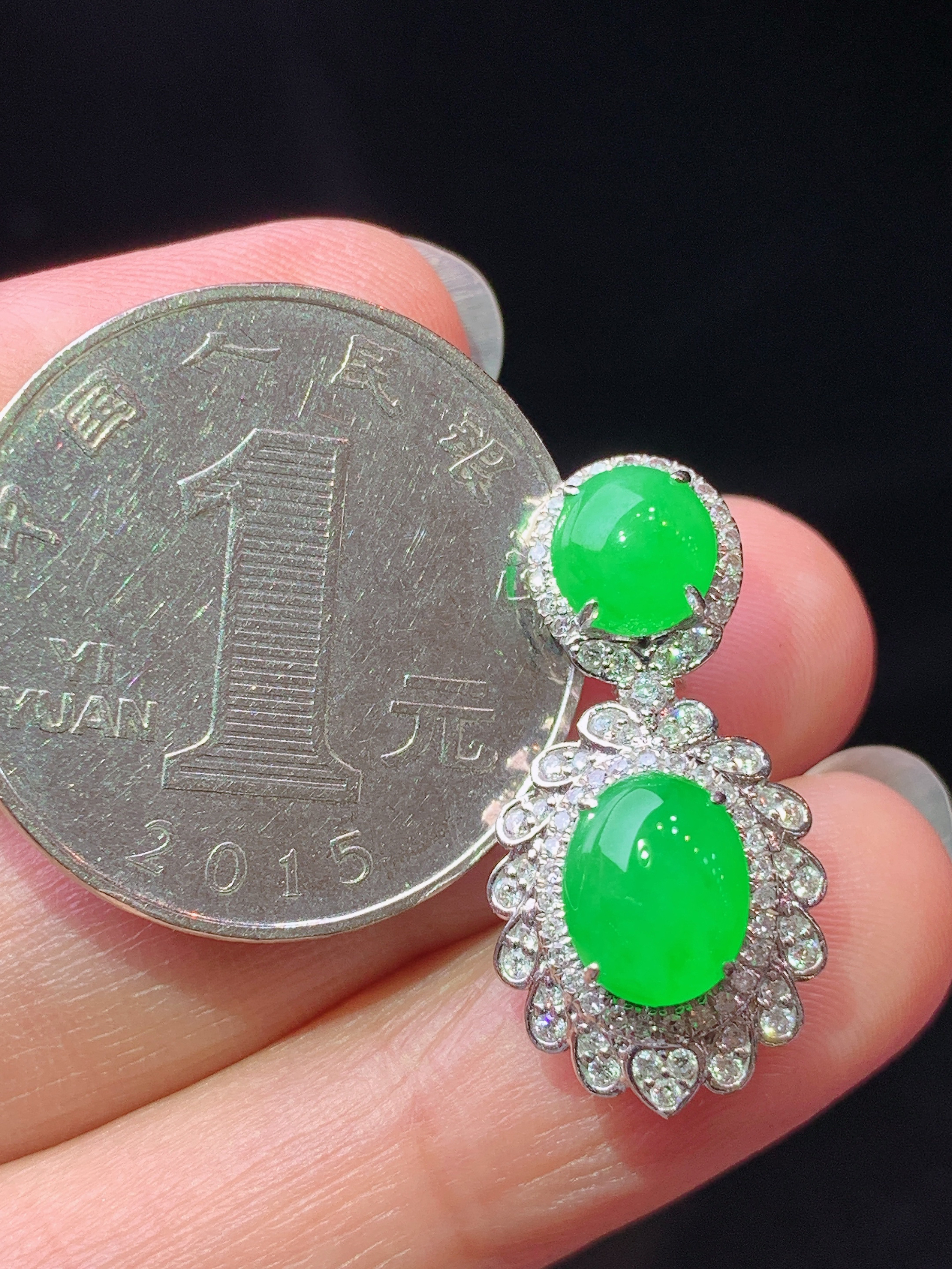 18k金钻镶嵌冰阳绿蛋面吊坠 玉质细腻 色泽艳丽清新 水润亮眼 整体尺寸25*12.6*9f1