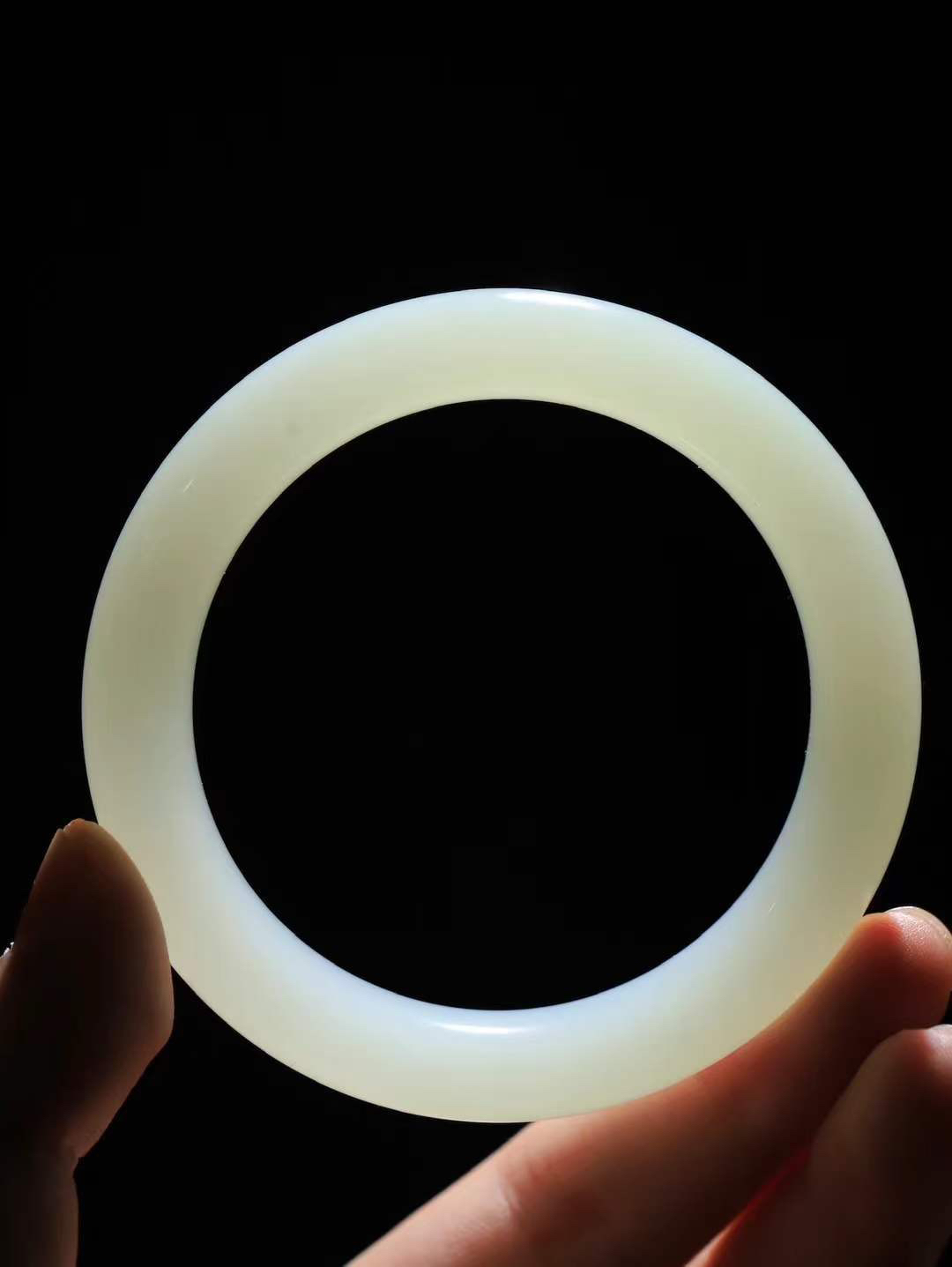 【情有独钟.手镯】

精品和田玉白玉手镯 玉质温润细腻 油性十足 手感舒适，高华雅逸，线条流畅，简约大气，美自天成，素雅高贵。佩戴于腕间，婉约之美 举手投足间透出那低调奢华。重68克 内径58.5mm 尺寸12.6-10.3mm   FDL-79402551