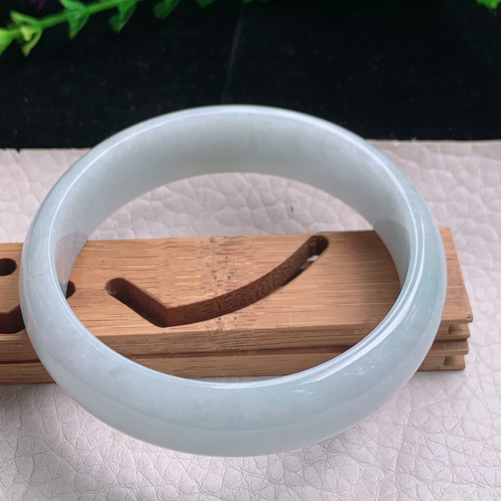 Ll自然光56*15*6.5轮胎镯缅甸翡翠手镯淡绿撒金宽边厚装镯 正圈平安镯