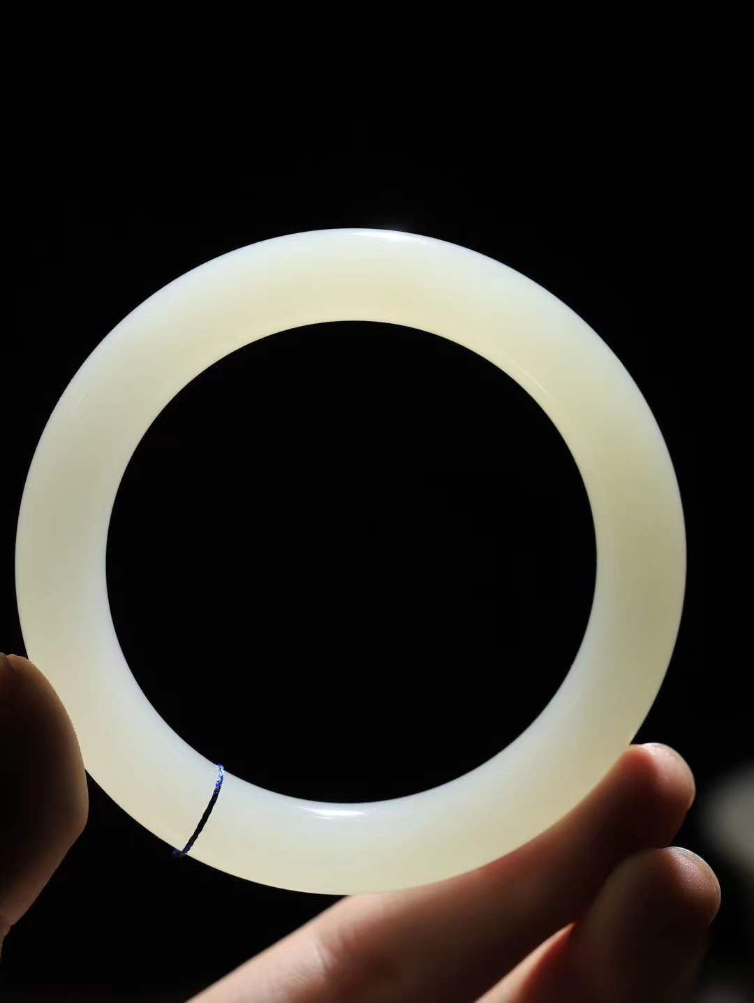 【腕间柔情.手镯】   

精品和田玉荔枝冻手镯 玉质温润细腻 油性十足 古朴秀雅 轻抚岁月的栏杆软香温玉，腕间玉镯轻轻晃动，令人情动心间，撷一缕月末的芬芳，把心思铺陈，时光静美，惟有你最温柔。重62克   尺寸58.5-11.3-10.9mm  46402255A