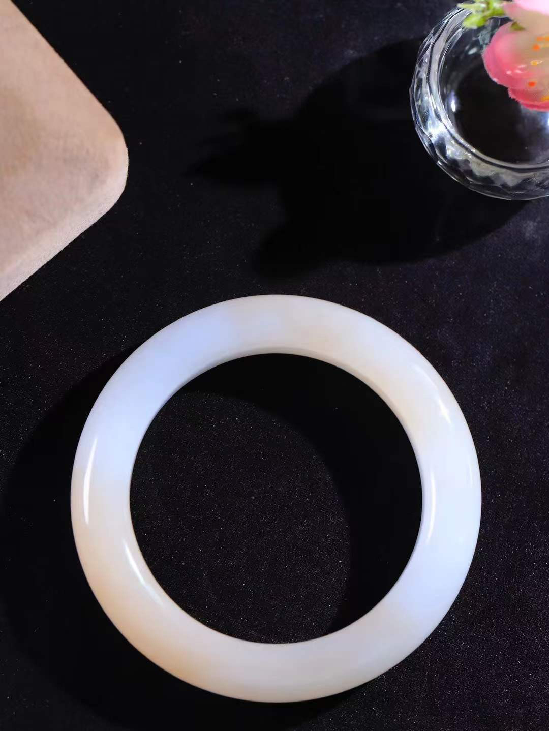 （一见倾心.手镯）

精品和田玉白玉藕粉双色手镯，玉质温润细腻 油性十足 手感舒适，高华雅逸，线条流畅，简约大气，美自天成，素雅高贵。佩戴于腕间，婉约之美，举手投足间透出那低调奢华。重64.5克  尺寸53.5-12.4-10.8mm  56401936A