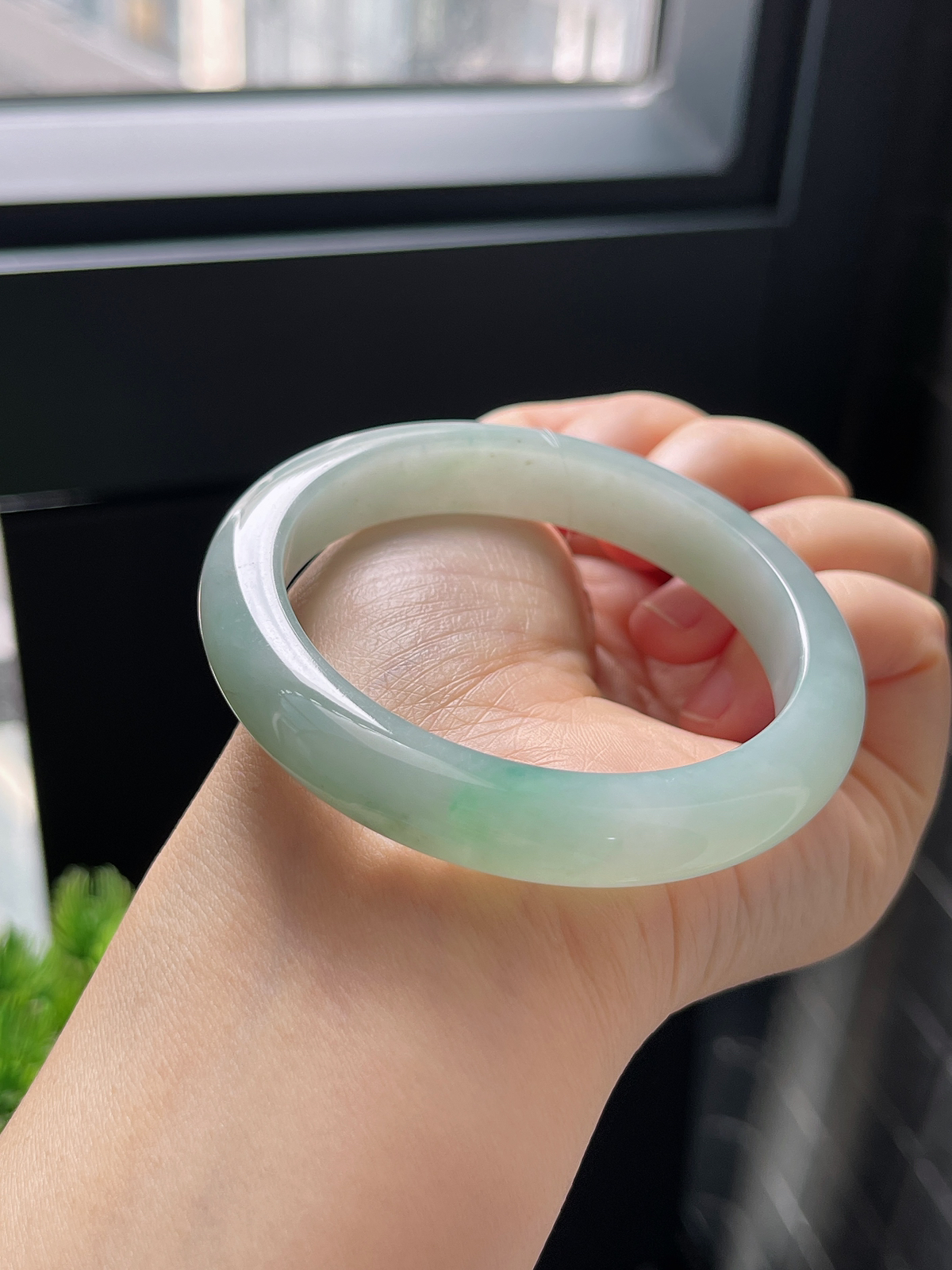 正圈55.2圈口，翡翠冰糯种淡绿色手镯