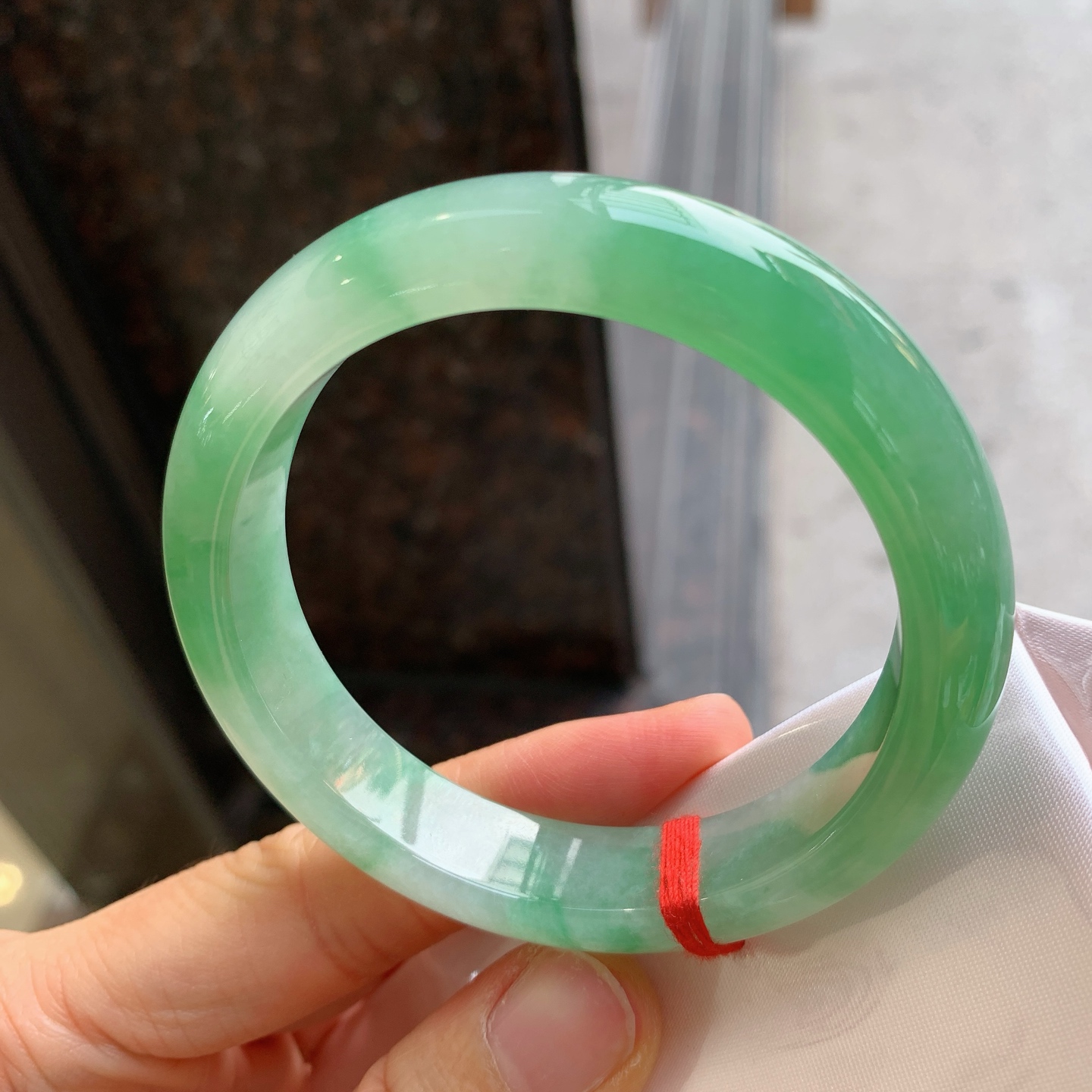 正圈冰种阳绿，无裂，尺寸：55.8/12.6/8.4，细腻