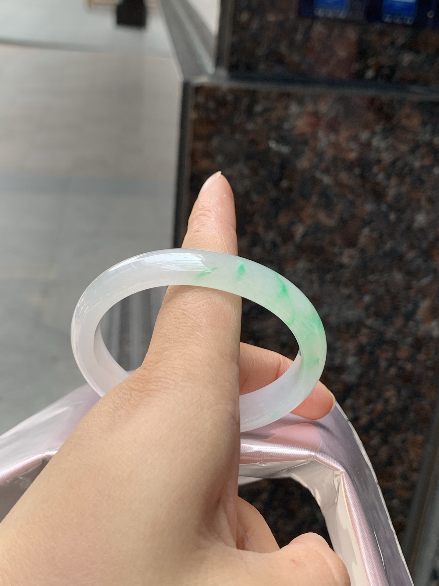 冰飘阳绿贵妃，53.4-45.2-11.5-11.2，0426-N544，打灯棉线，底妆冰透润细腻，飘一抹冰阳绿花，鲜艳得像新冒头的嫩芽，灵动清新，即柔和又充满生机。