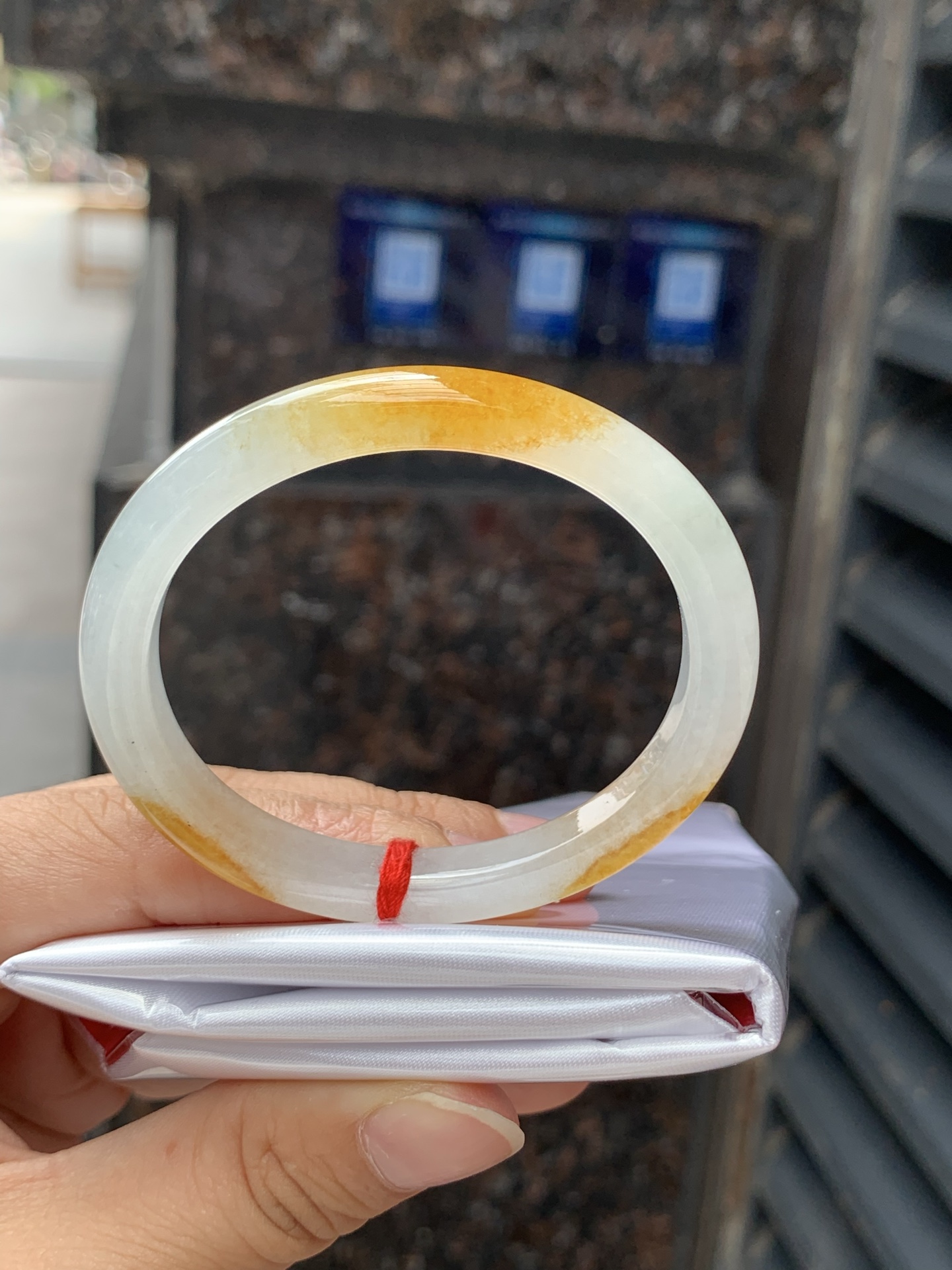 冰黄翡贵妃，51.3-44.2-7.8-6.6，0426-66-01939，底妆冰透有光感，果冻底，像刚切开的百香果果肉，清润透亮，水头十足显白不挑皮，无裂