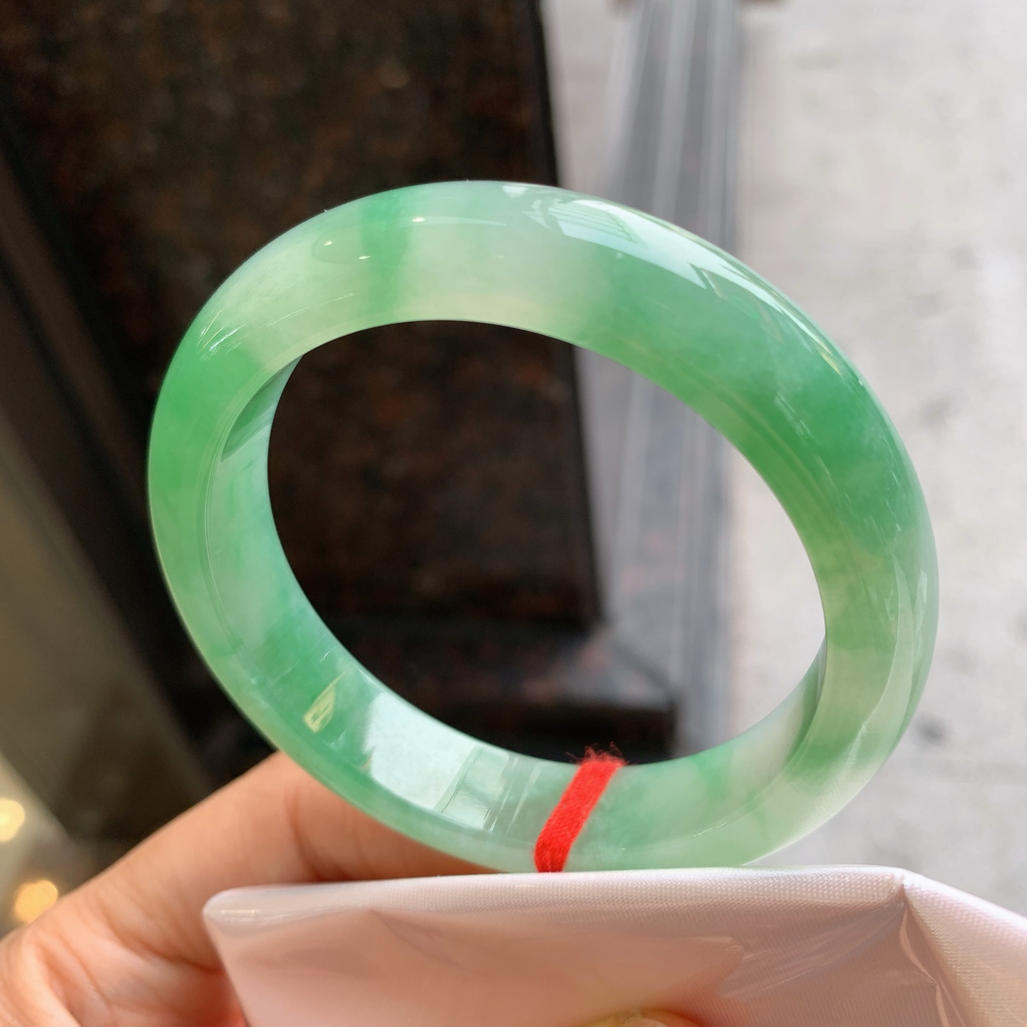 正圈冰种阳绿，无裂，尺寸：55.8/12.6/8.4，细腻