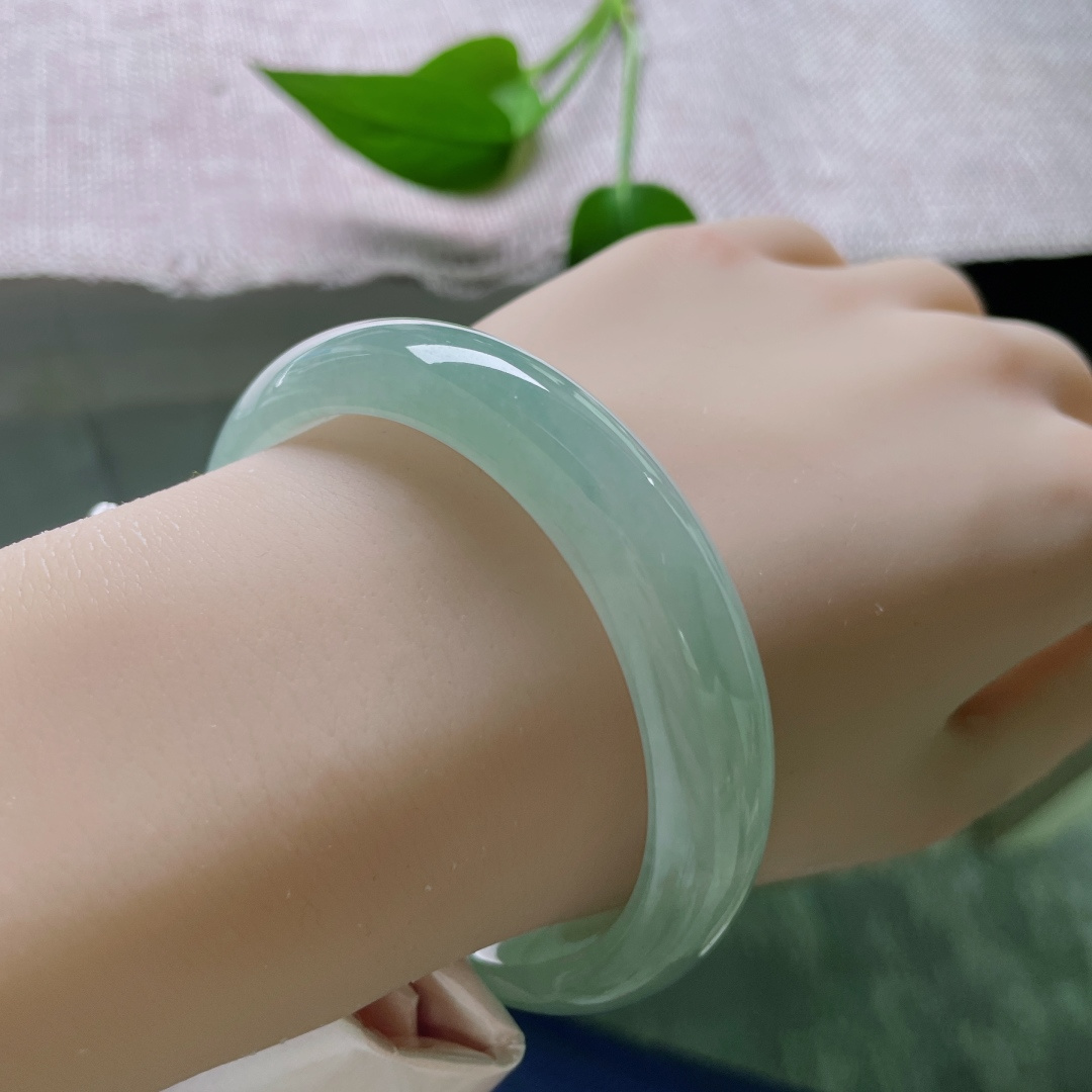 57.1/12.8/7.9，冰晴底正圈，清润通透，腕间造就的一方静谧，浅黛素心。无裂。ss51501a