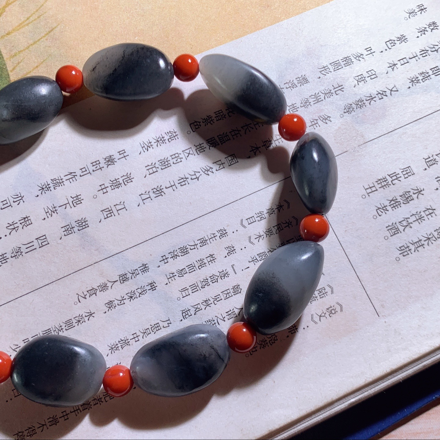 新疆和田玉籽料青花原石手串 单颗尺寸19/11/10重30.5克。玉质细腻油润。手推出油。佩戴高端典雅。lt260424