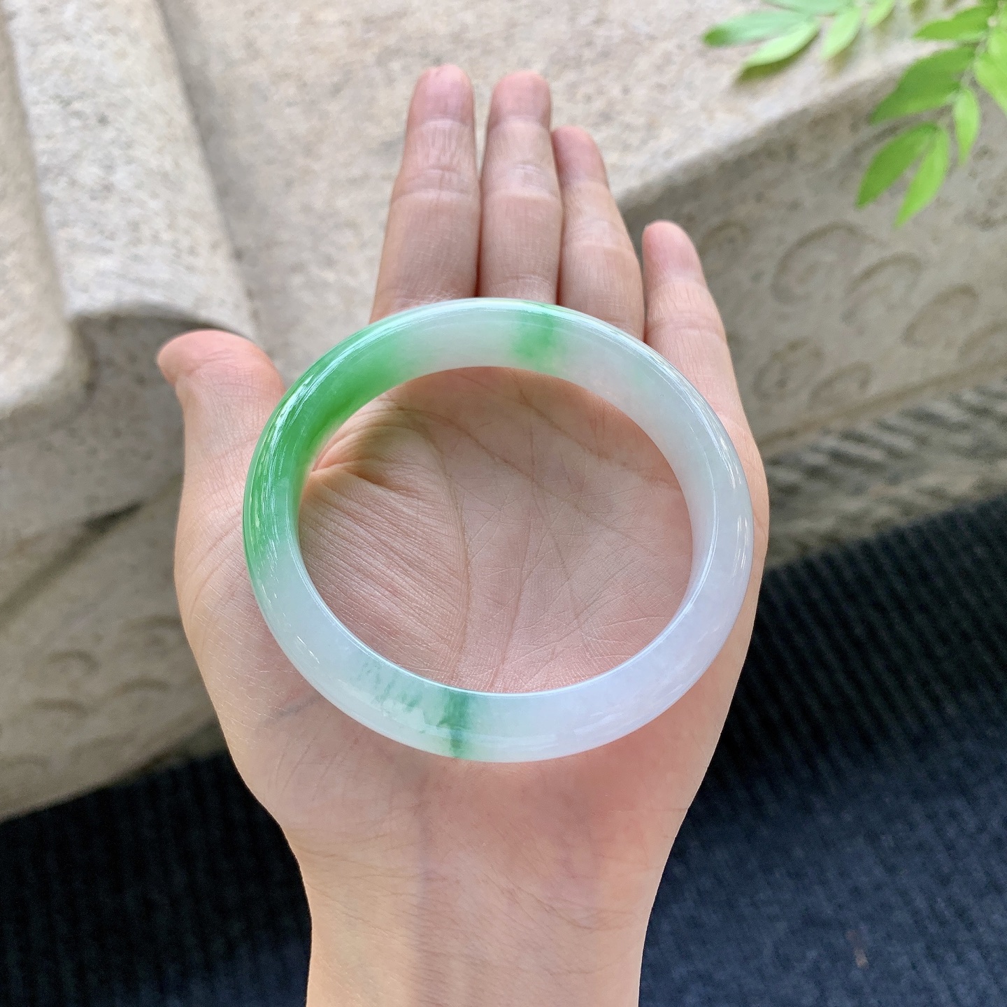 正圈55 56【圈口】56.5/11.5/7.5【编码】G7070562【描述】糯冰飘阳绿，水润，种老，细腻，打灯有棉线