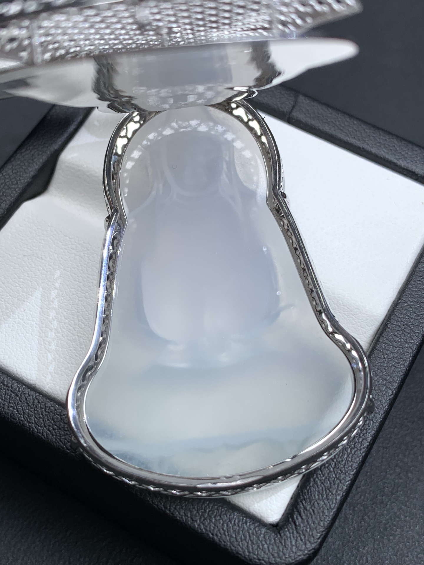 18k金镶嵌冰种起光素衣观音吊坠61.8/36/10.6，裸石52.8/36/5.3