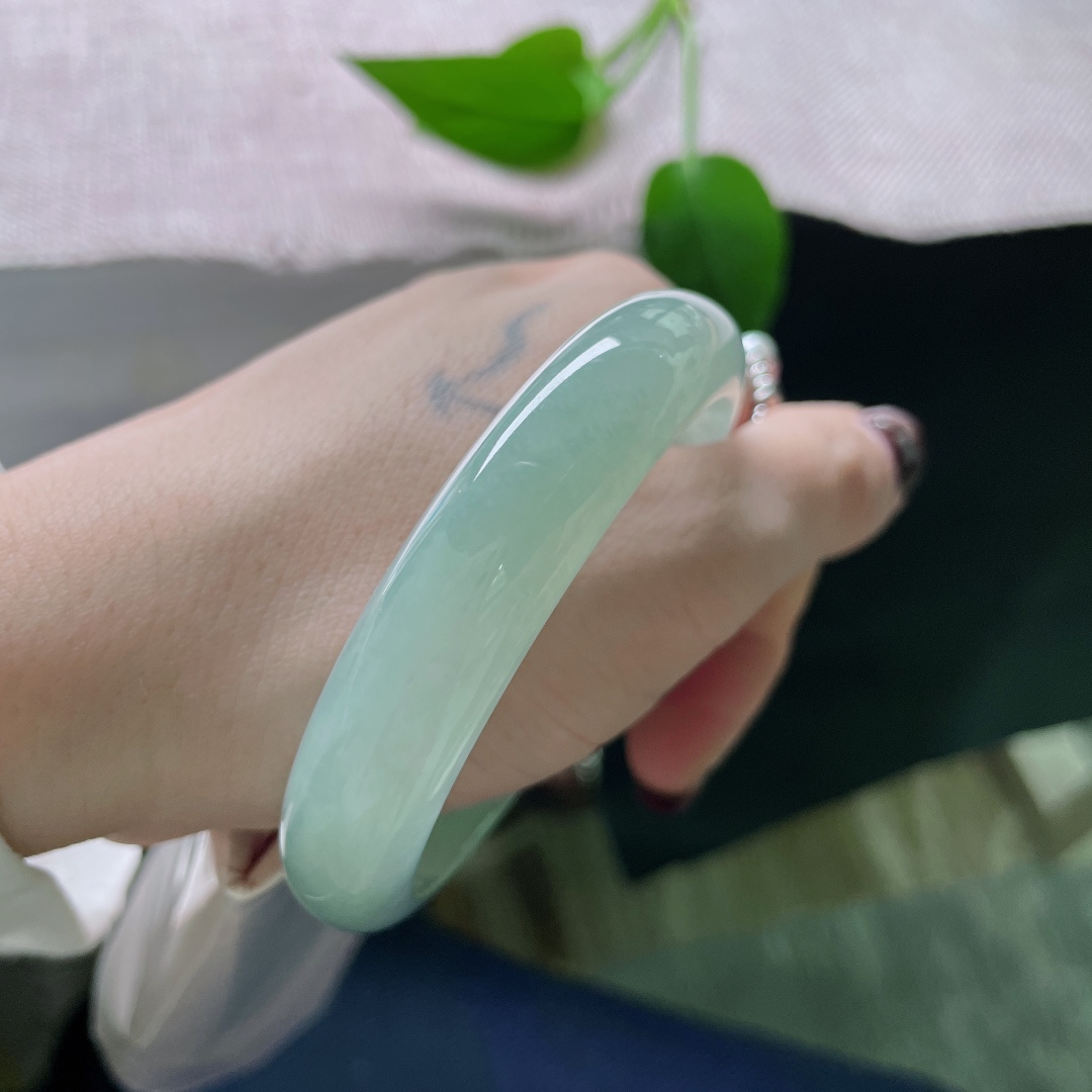 57.1/12.8/7.9，冰晴底正圈，清润通透，腕间造就的一方静谧，浅黛素心。无裂。ss51501a