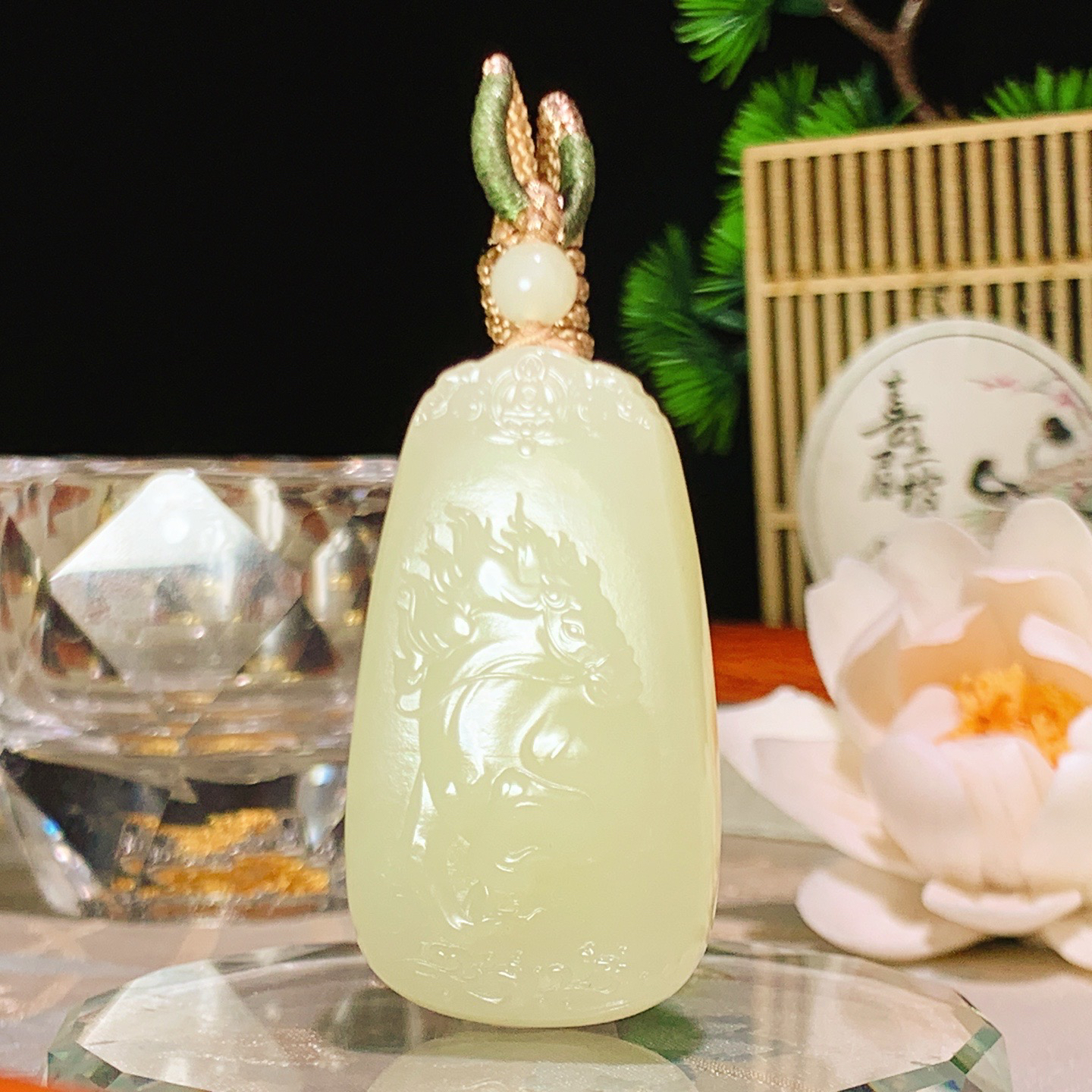 新疆和田玉若羌黄口料一马当先马挂件。尺寸45/25/10重26.5克 玉质细腻油润 底色纯净 脂粉好