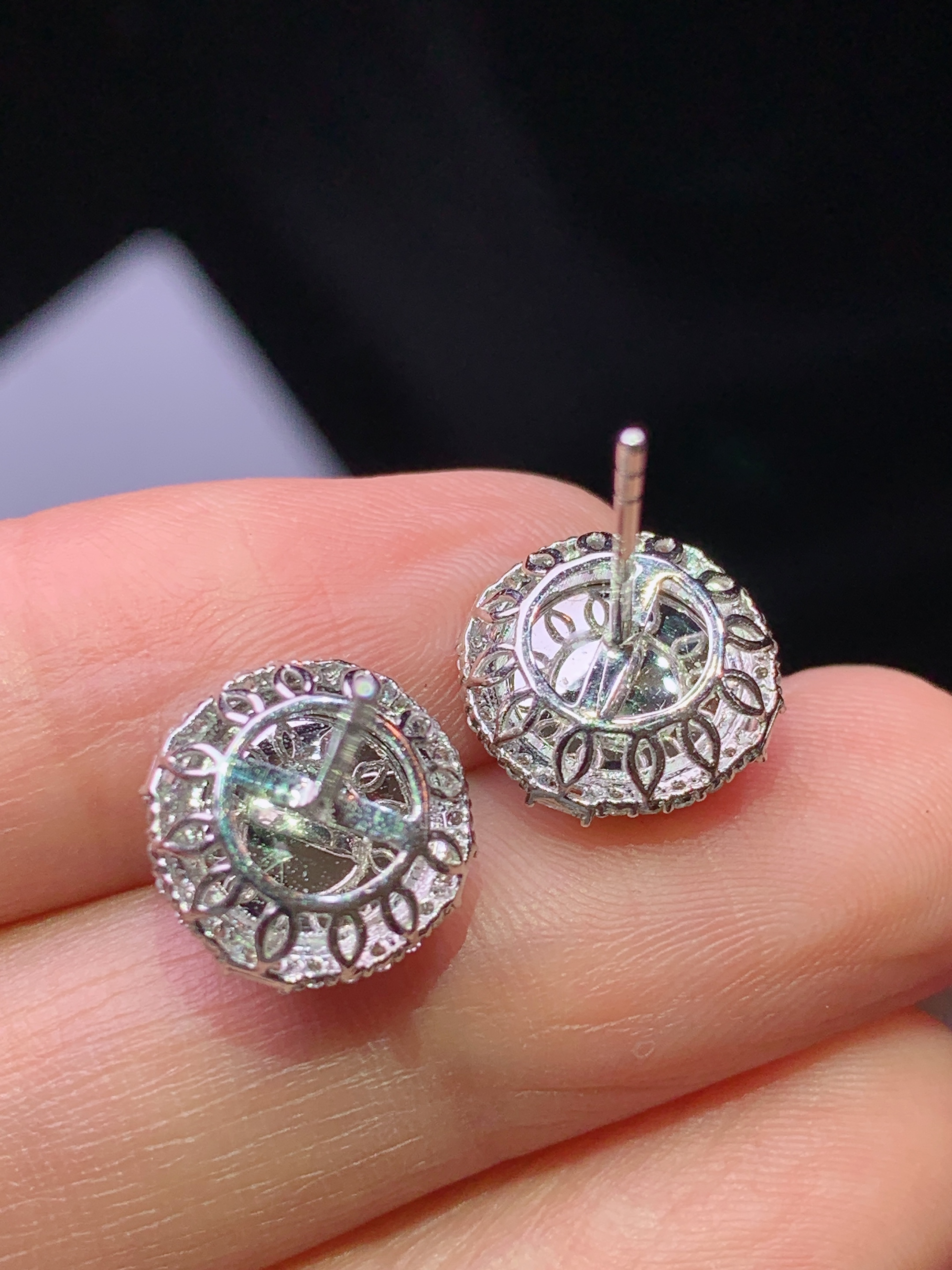 18k金钻镶嵌冰阳绿蛋面耳钉 玉质细腻 色泽艳丽清新 水润亮眼 整体尺寸11.8*7.2f1