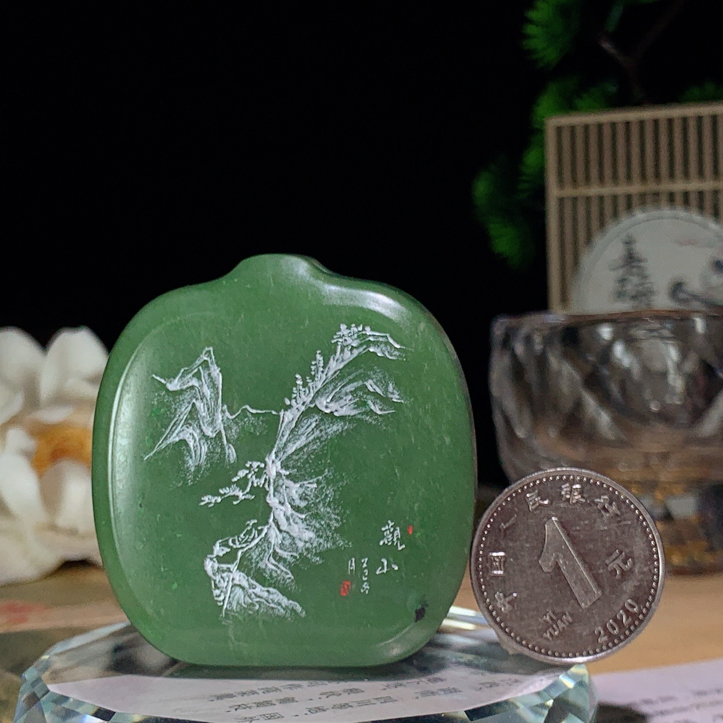 和田玉阳绿俄罗斯碧玉山水怡情挂件 尺寸47/44/15重72.5克，玉质细腻油润 底色纯净 脂粉好，品质好！lt260425