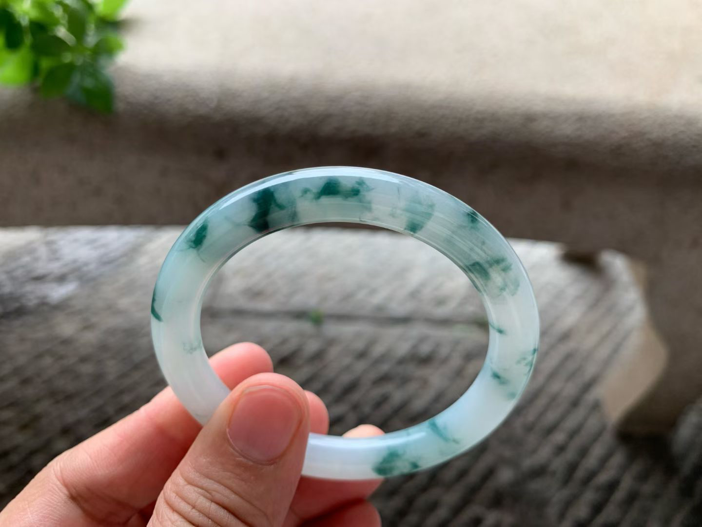 飘蓝花圆条手镯尺寸51.5*8*8 种质细腻，釉洁水润，蓝花灵动飘逸，栩栩如生！