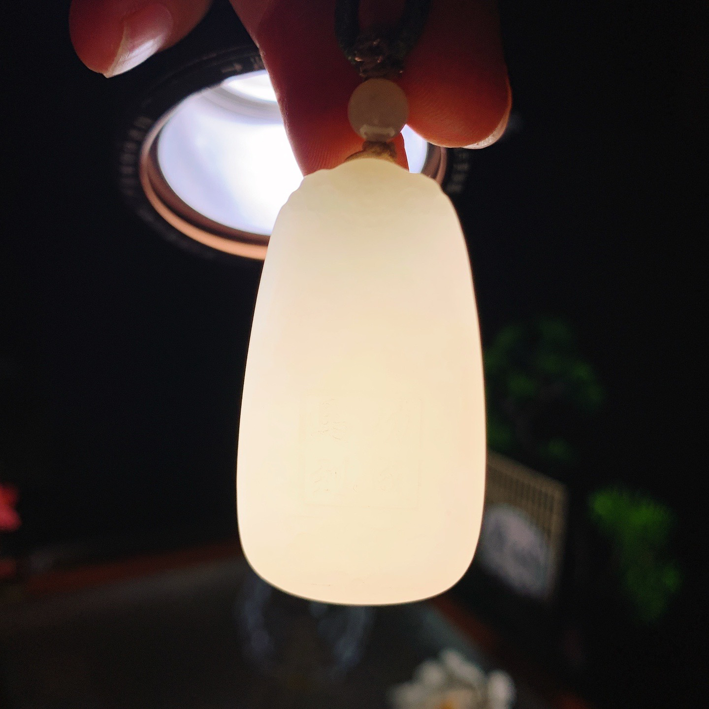 新疆和田玉若羌黄口料一马当先马挂件。尺寸45/25/10重26.5克 玉质细腻油润 底色纯净 脂粉好，品质好。lt260425