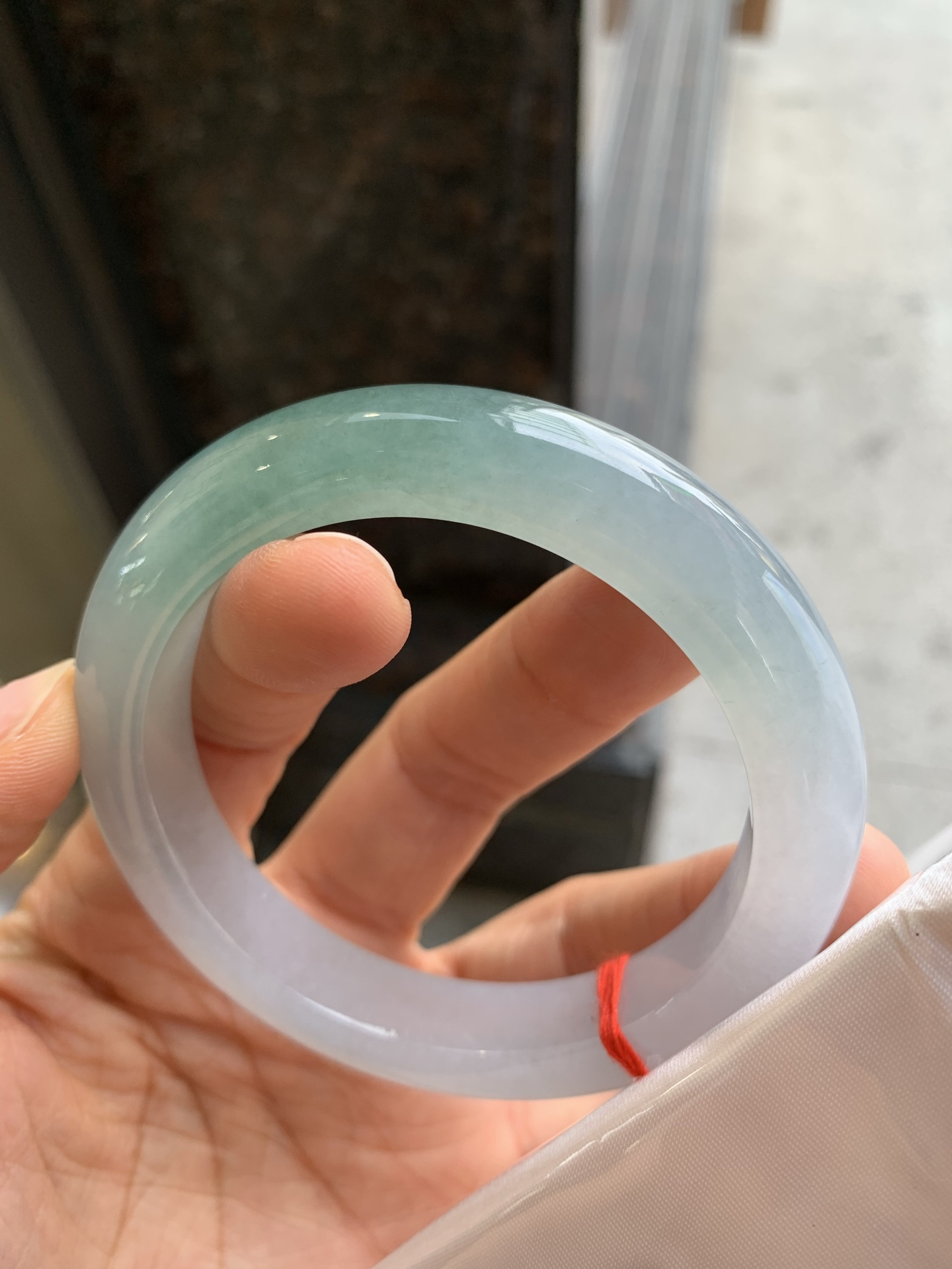 正圈冰种，有杂质，尺寸：59/11.8/10，大圈口